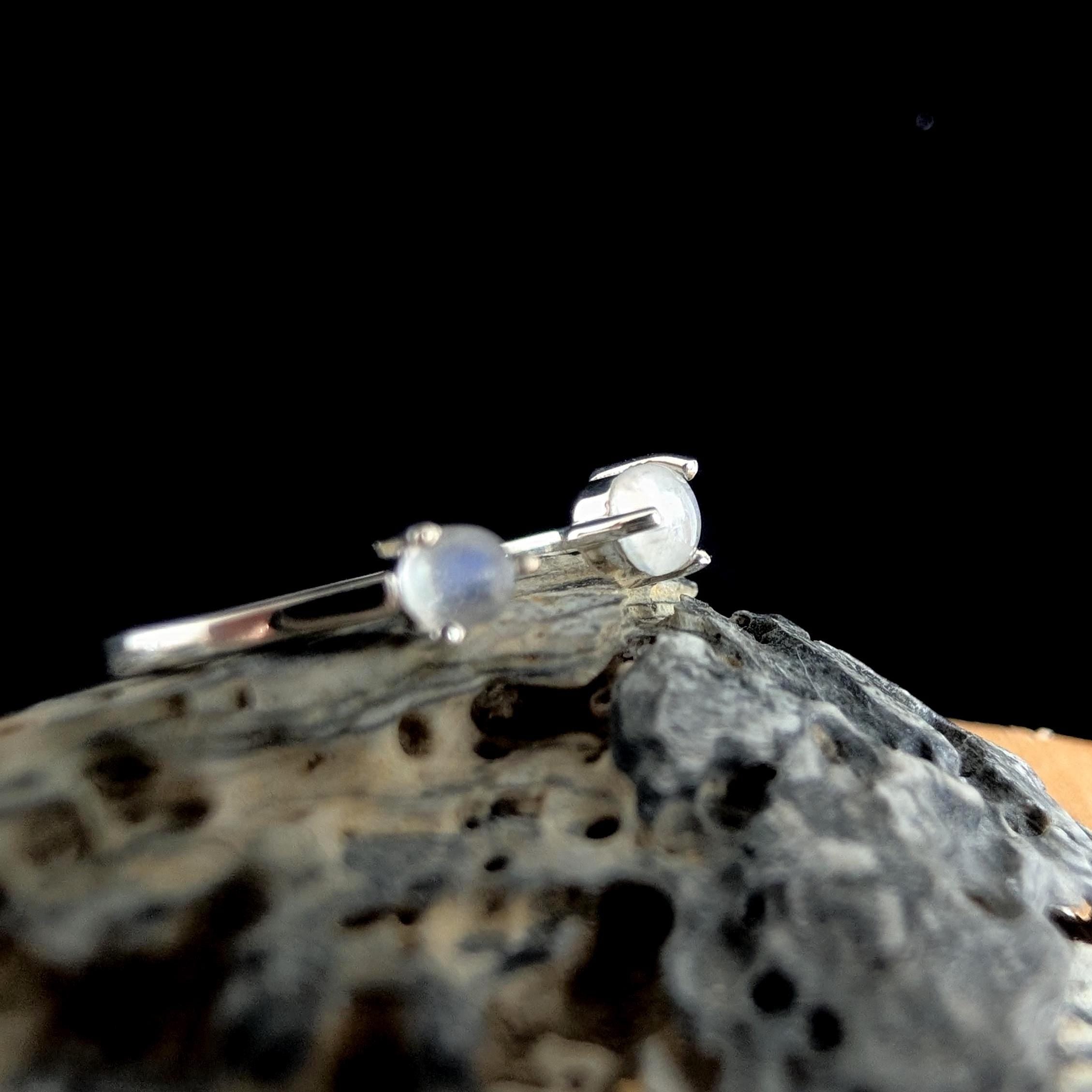 Dainty rainbow moonstone ring | 925 Sterling Silver