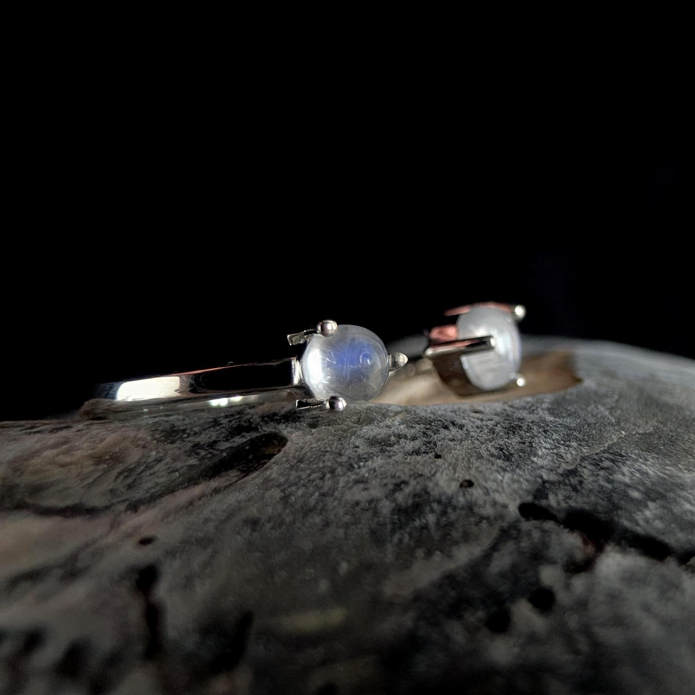 Dainty rainbow moonstone ring | 925 Sterling Silver