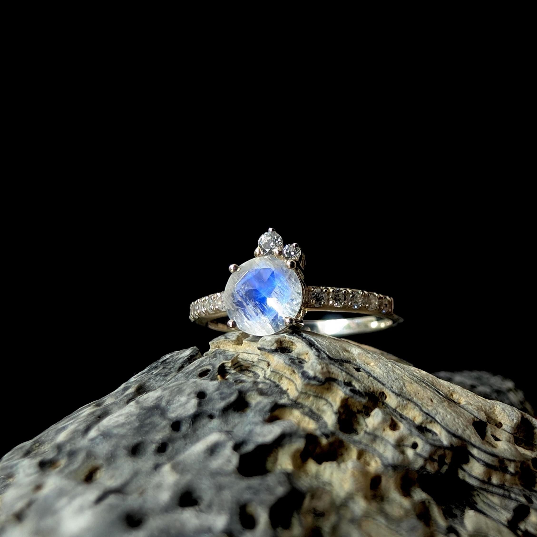 Round rainbow moonstone and white topaz ring | 925 sterling silver