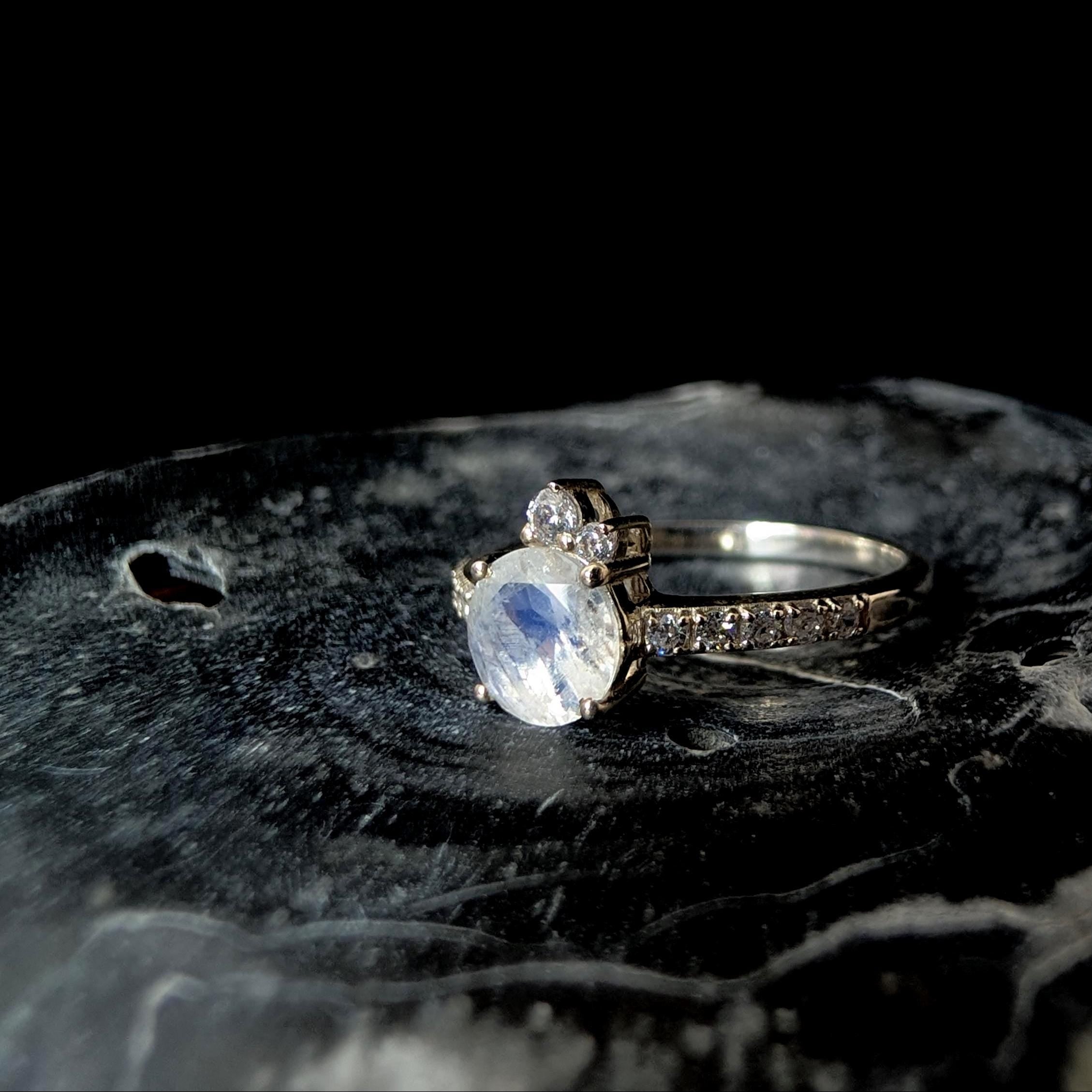 Round rainbow moonstone and white topaz ring | 925 sterling silver