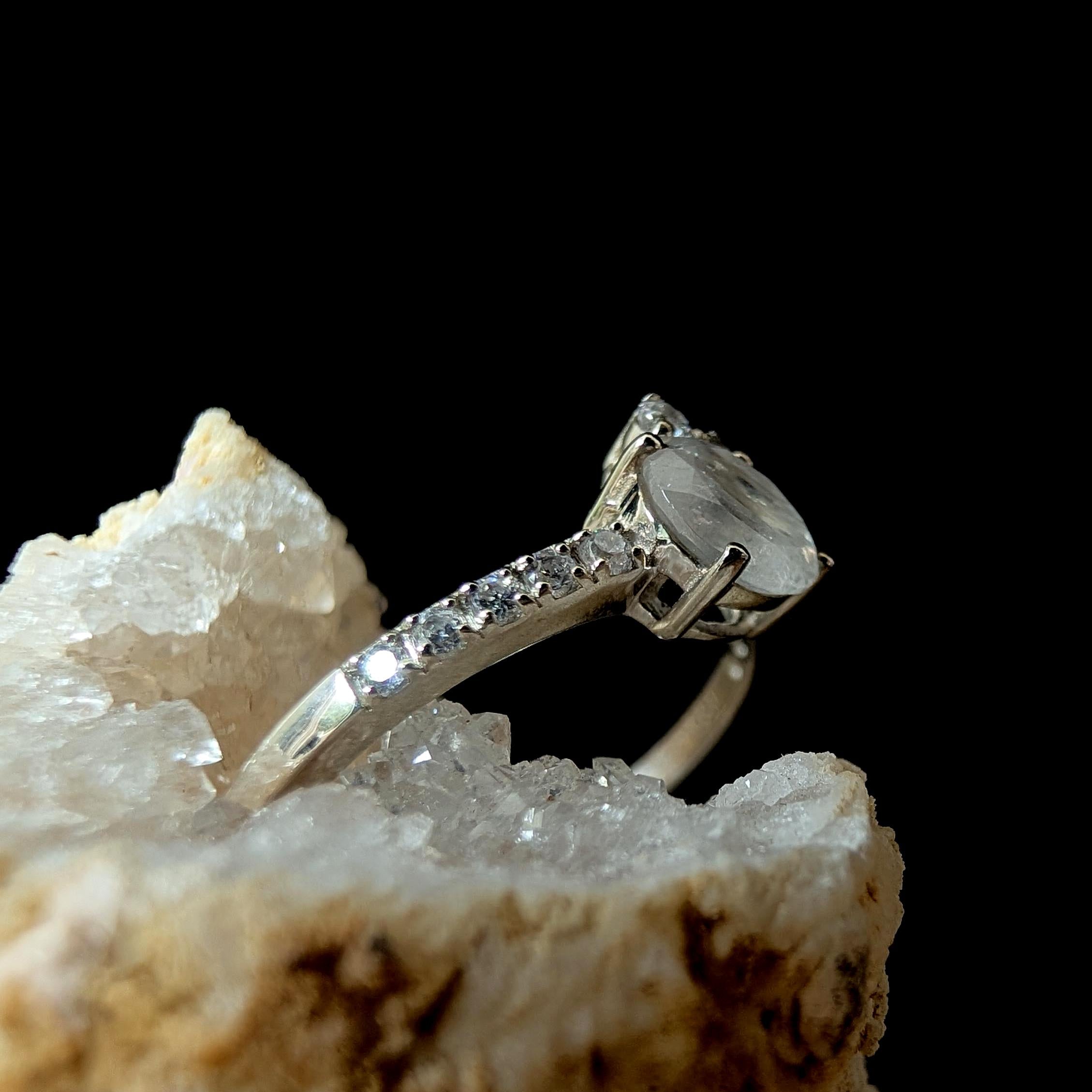 Round rainbow moonstone and white topaz ring | 925 sterling silver