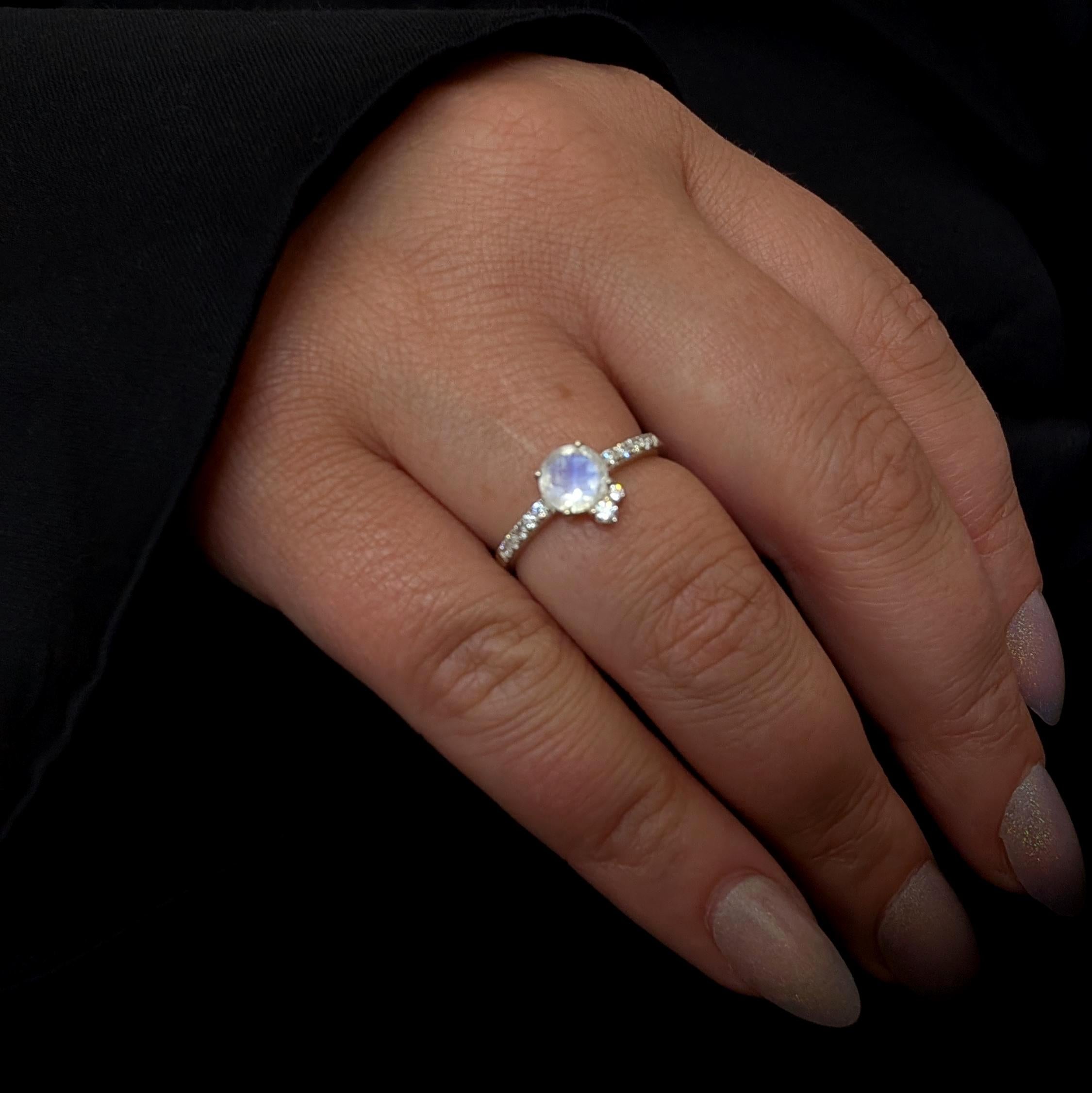 Round rainbow moonstone and white topaz ring | 925 sterling silver