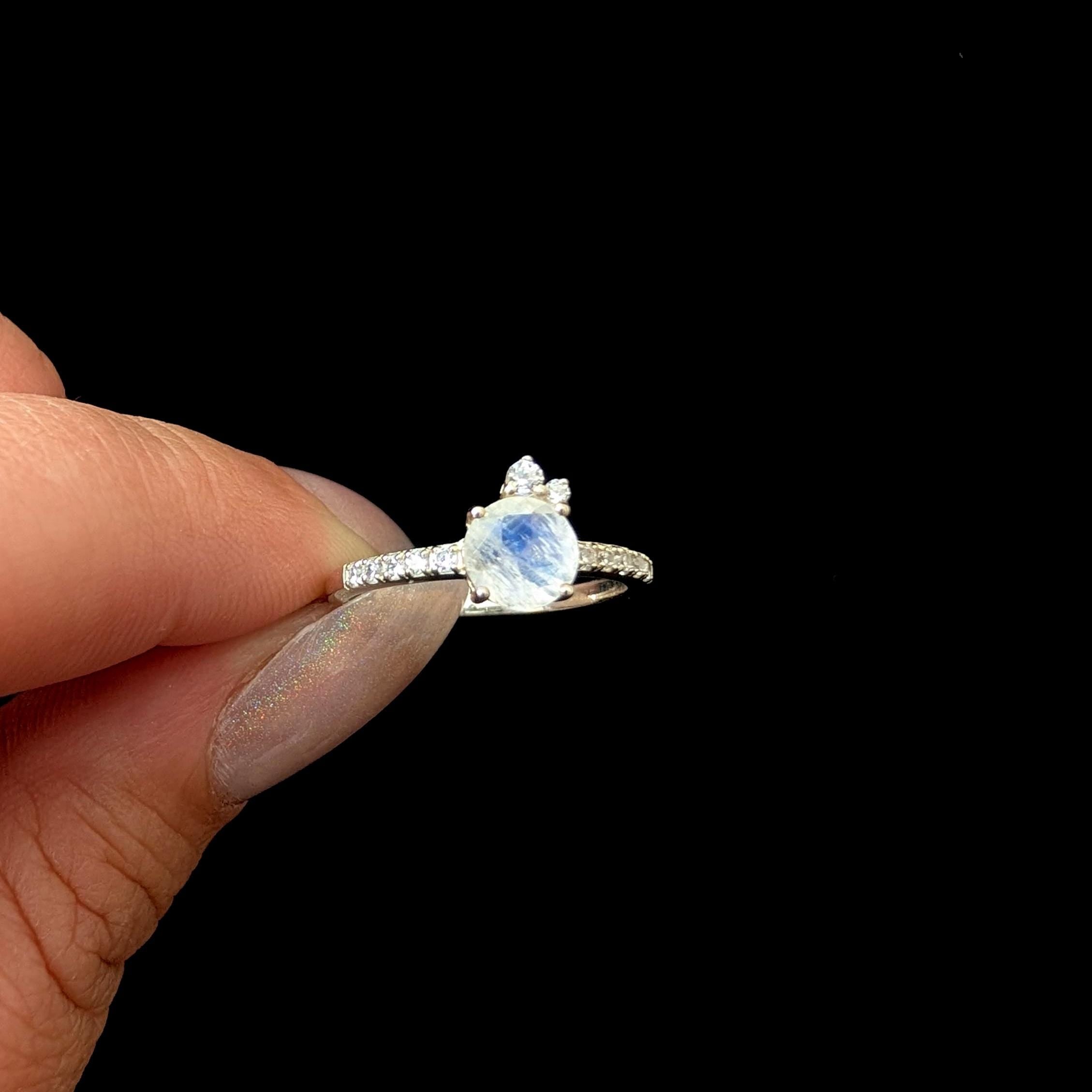 Round rainbow moonstone and white topaz ring | 925 sterling silver