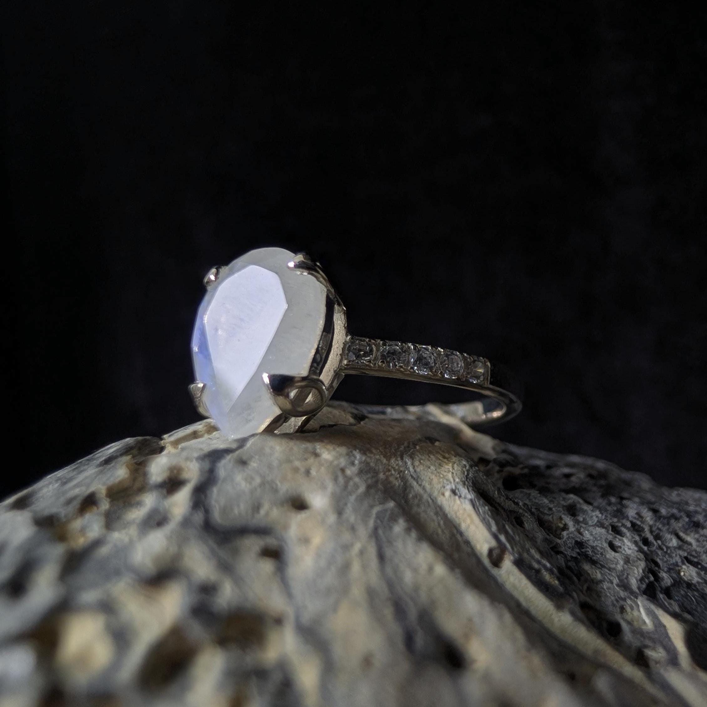 Large natural rainbow moonstone and white topaz ring | 925 Sterling Silver