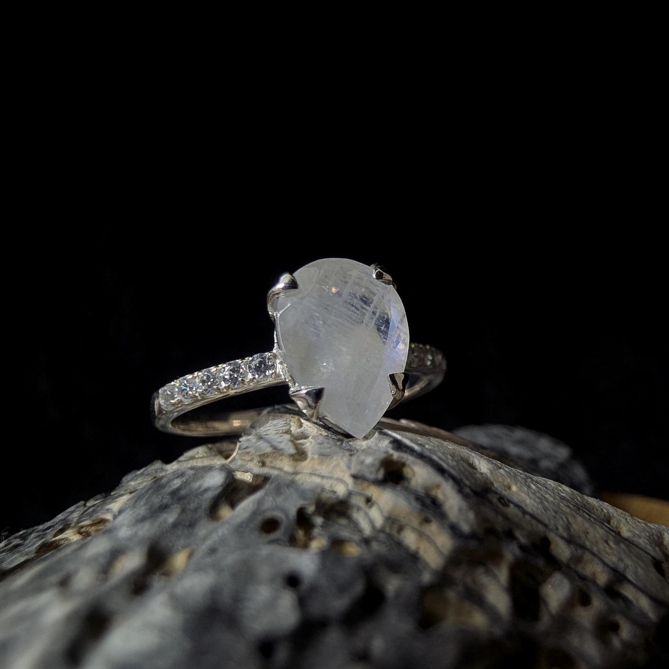 Large natural rainbow moonstone and white topaz ring | 925 Sterling Silver