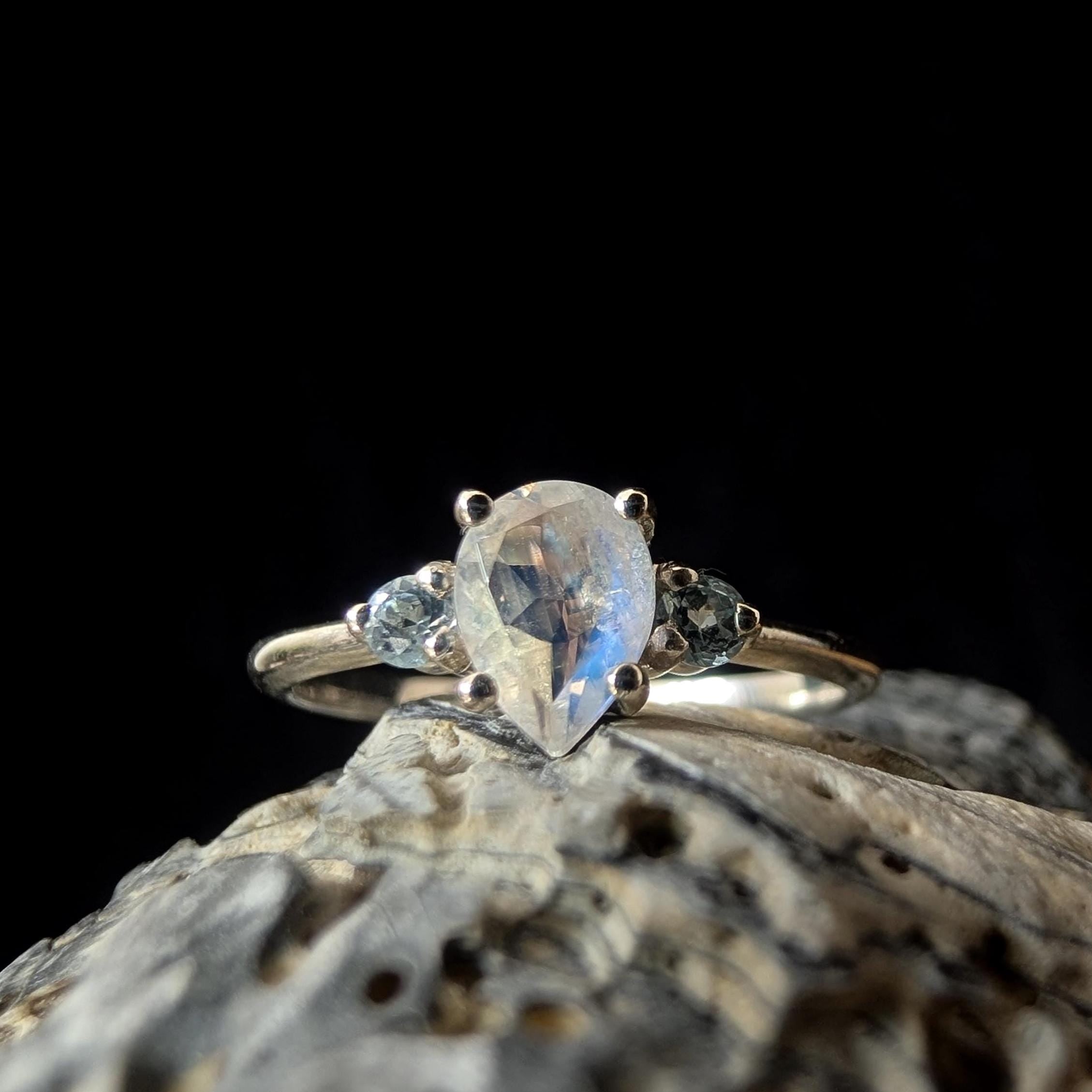 Elegant rainbow moonstone & white topaz ring | 925 Sterling Silver