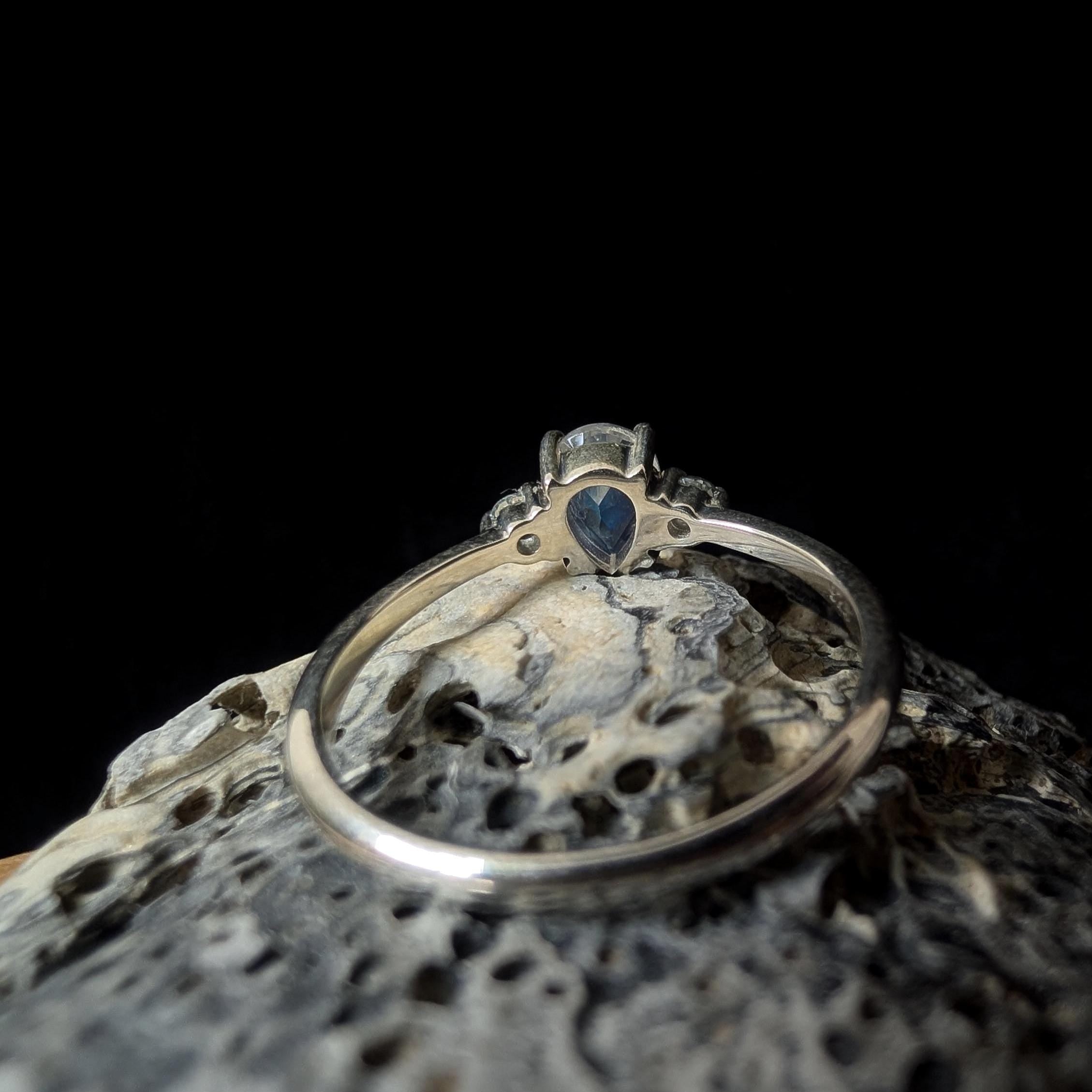 Elegant rainbow moonstone & white topaz ring | 925 Sterling Silver