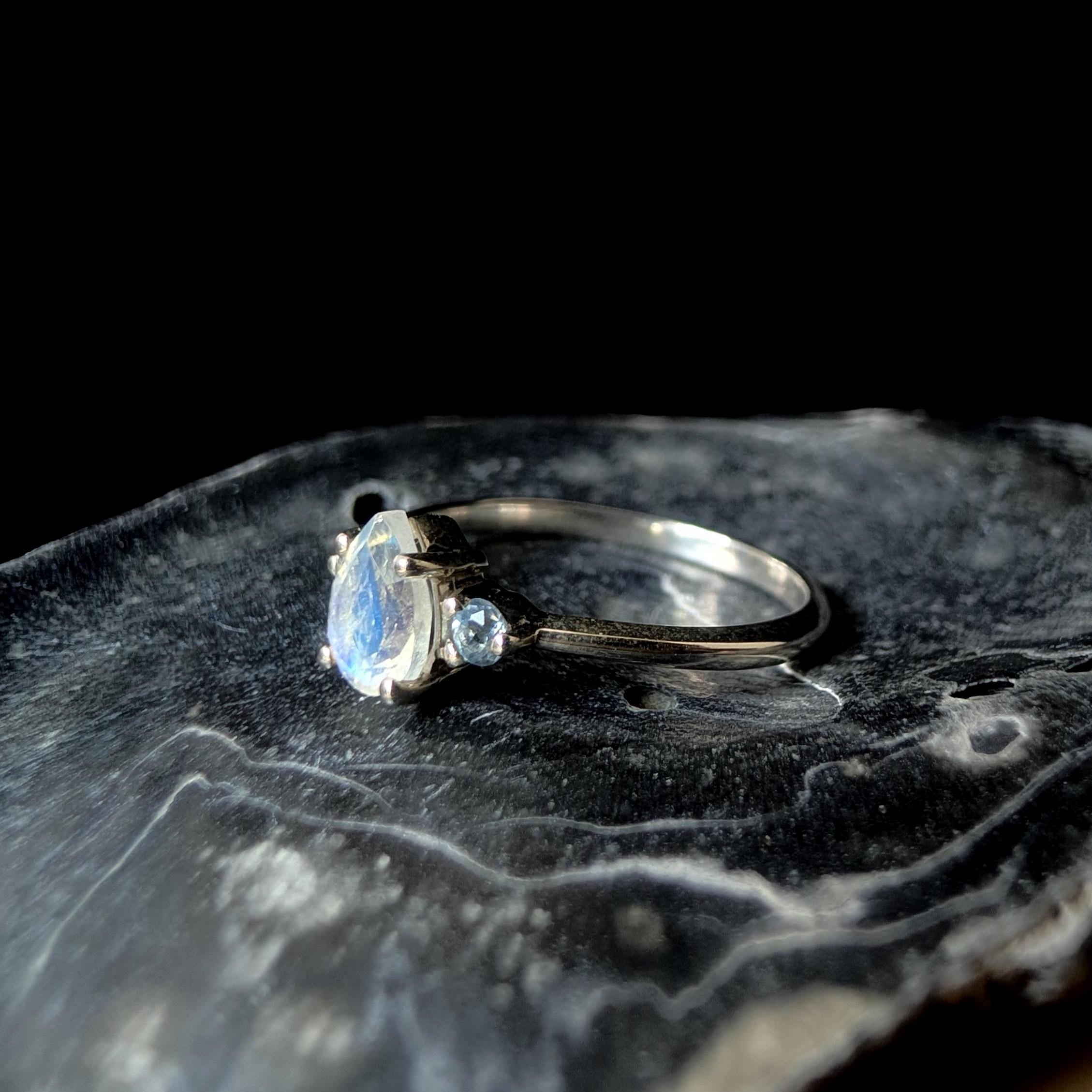 Elegant rainbow moonstone & white topaz ring | 925 Sterling Silver