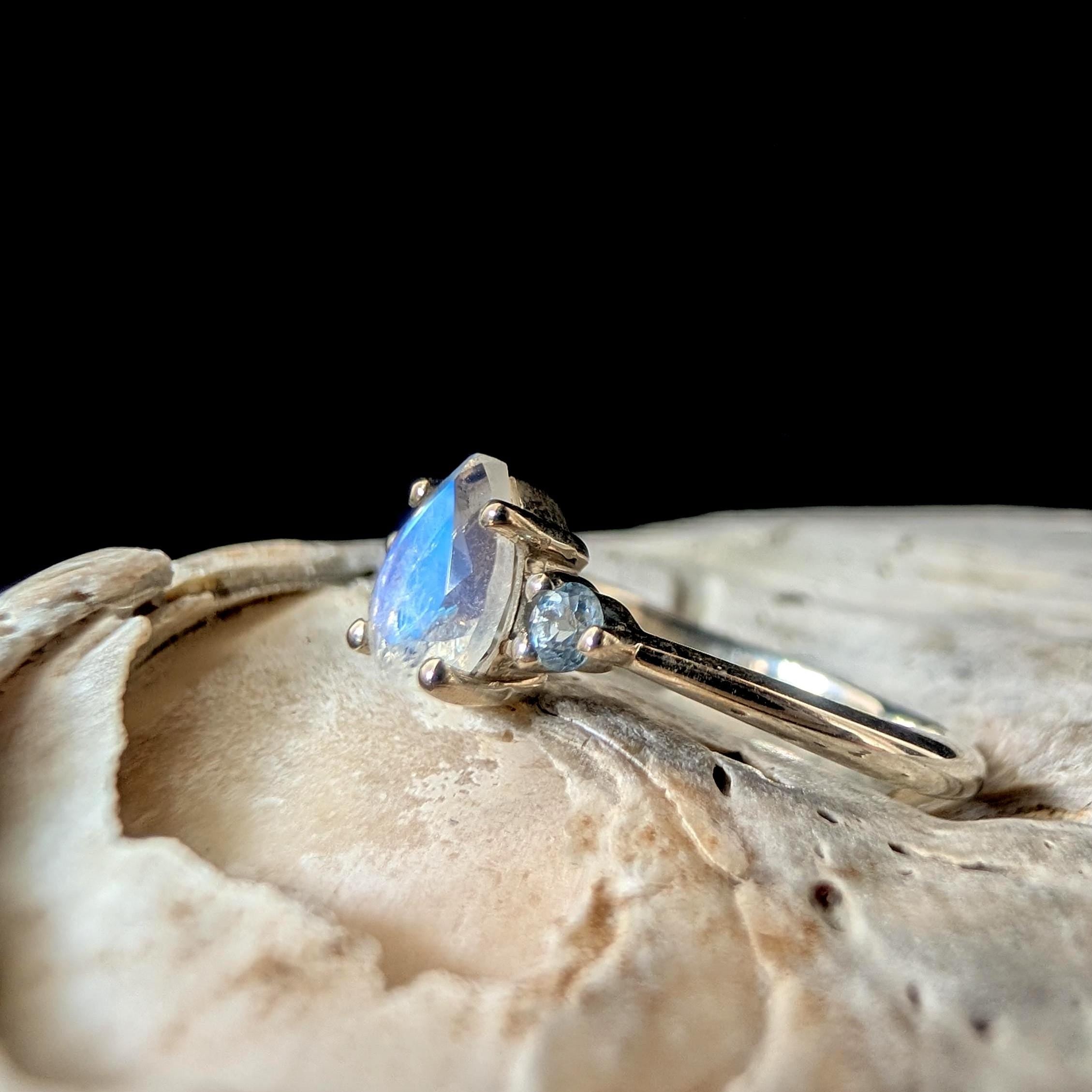 Elegant rainbow moonstone & white topaz ring | 925 Sterling Silver