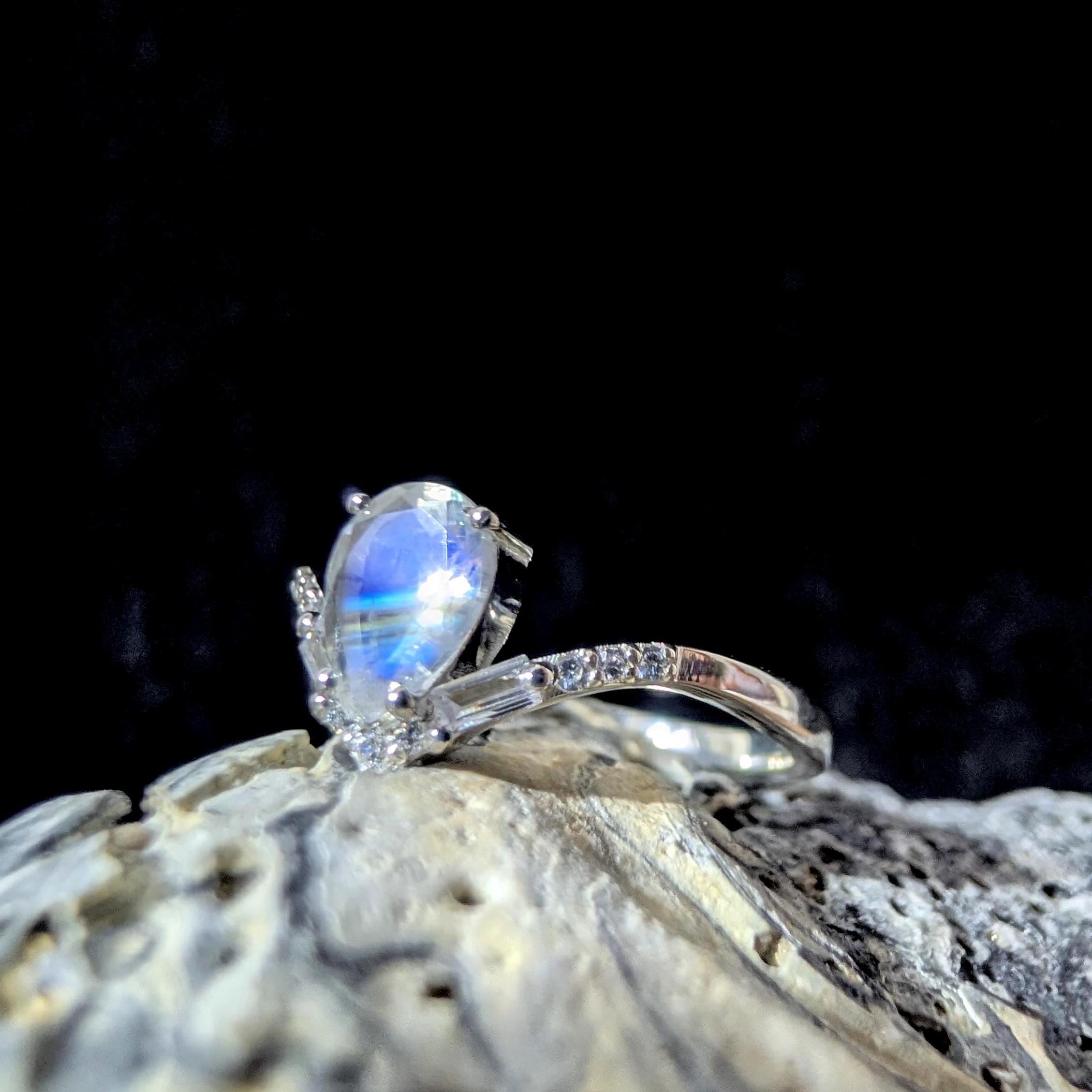 Elegant rainbow moonstone & blue topaz ring | 925 Sterling Silver
