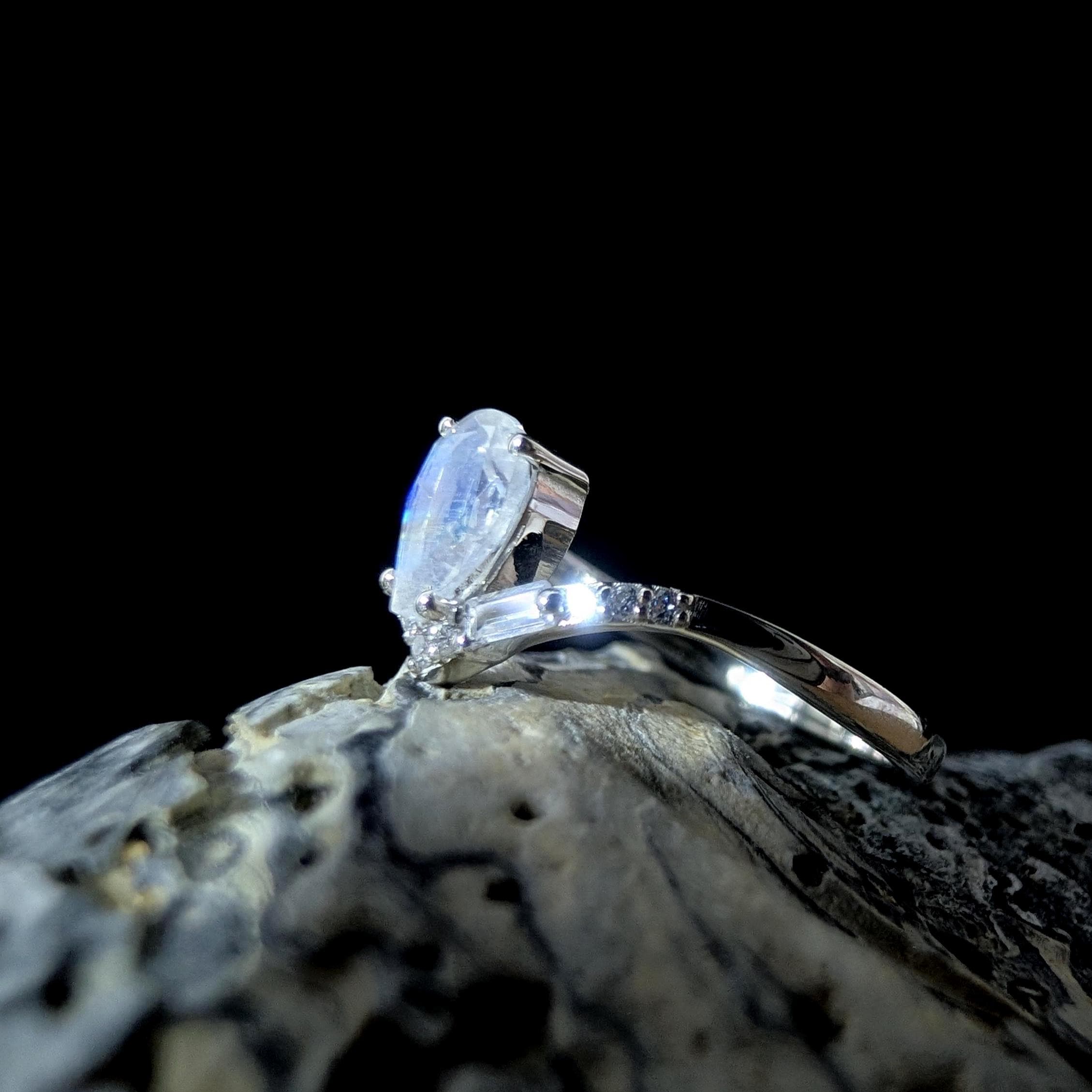 Elegant rainbow moonstone & blue topaz ring | 925 Sterling Silver