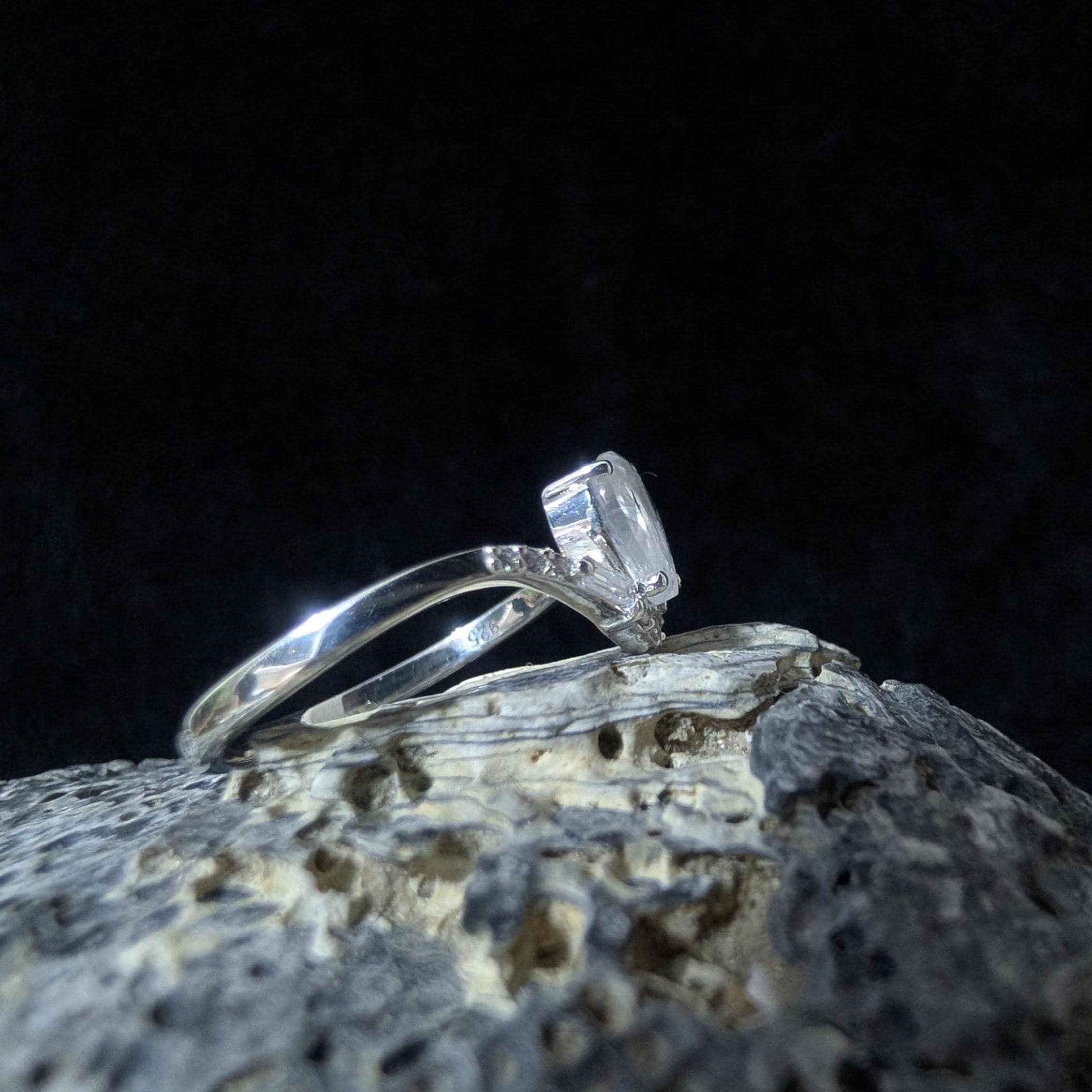 Elegant rainbow moonstone & blue topaz ring | 925 Sterling Silver