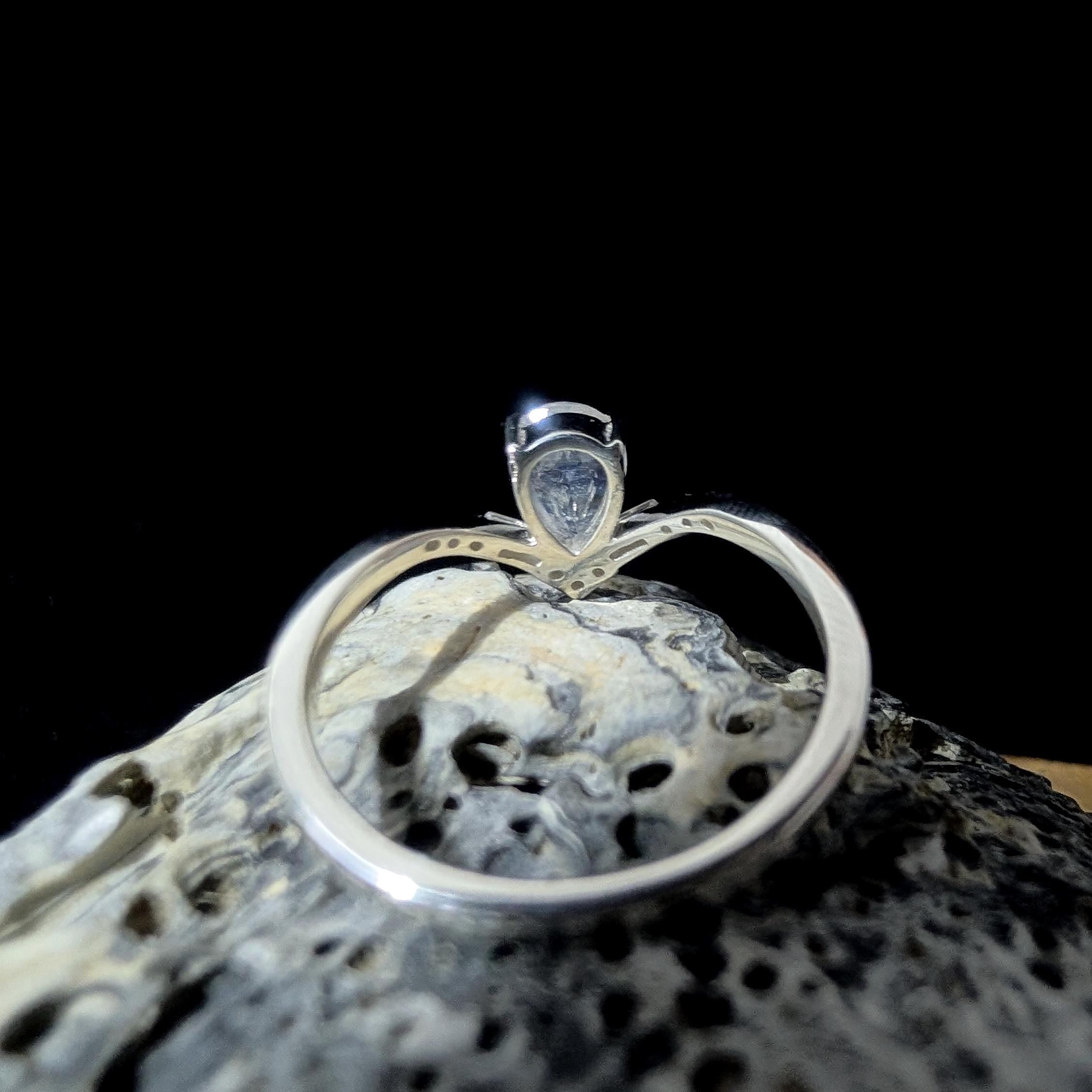 Elegant rainbow moonstone & blue topaz ring | 925 Sterling Silver