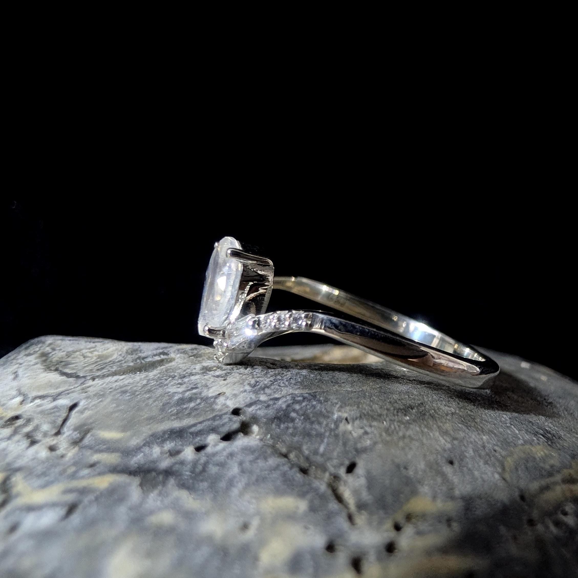 Elegant rainbow moonstone & blue topaz ring | 925 Sterling Silver