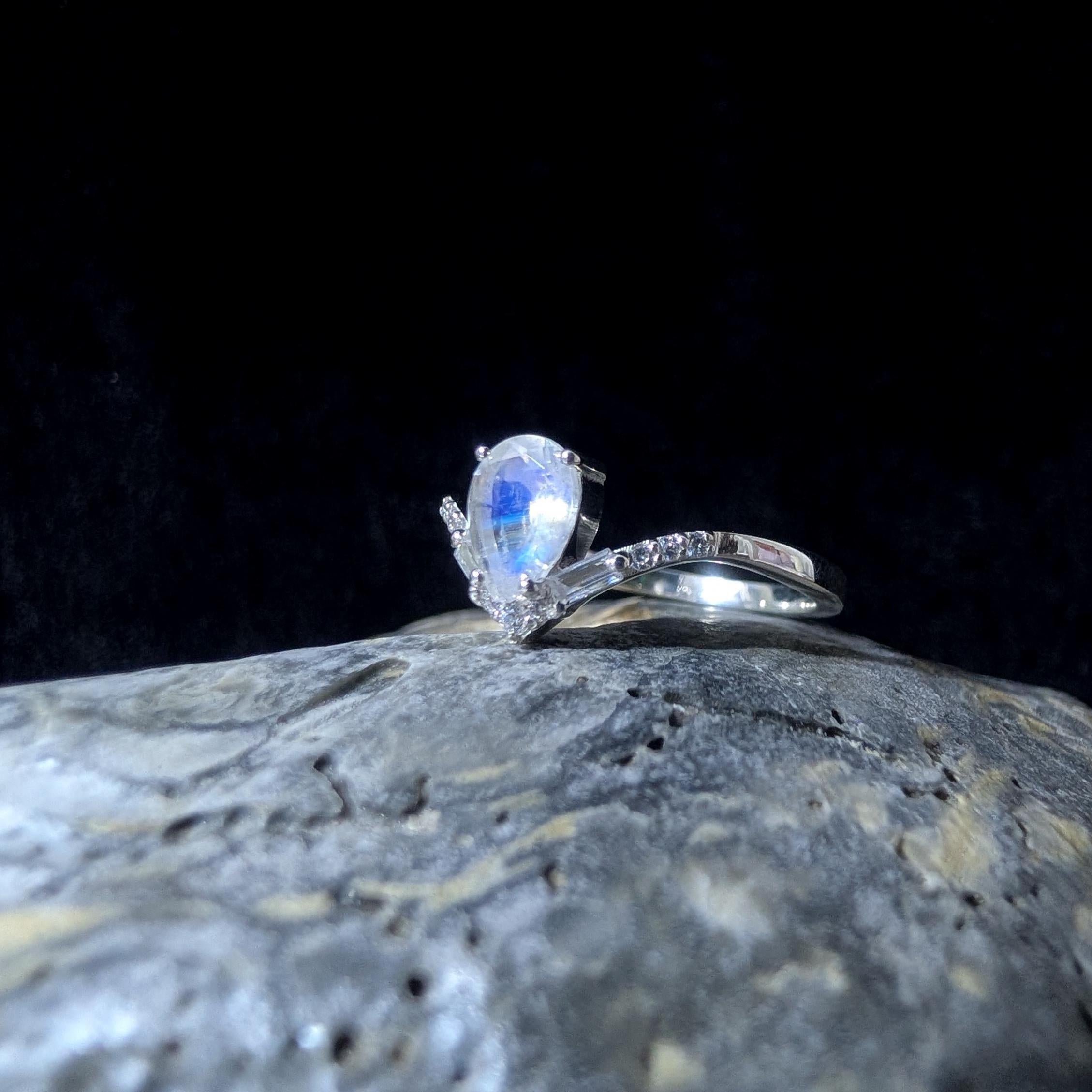 Elegant rainbow moonstone & blue topaz ring | 925 Sterling Silver
