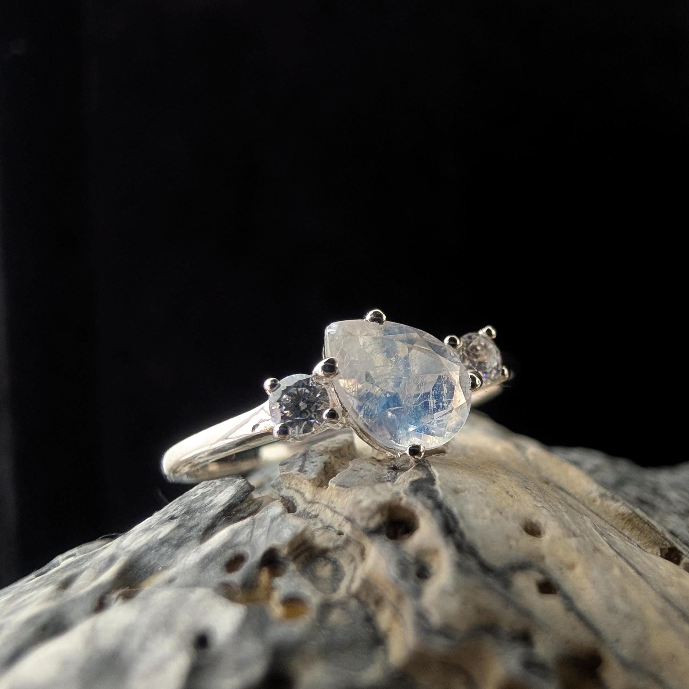 Pear rainbow moonstone and white topaz ring | 925 Sterling Silver