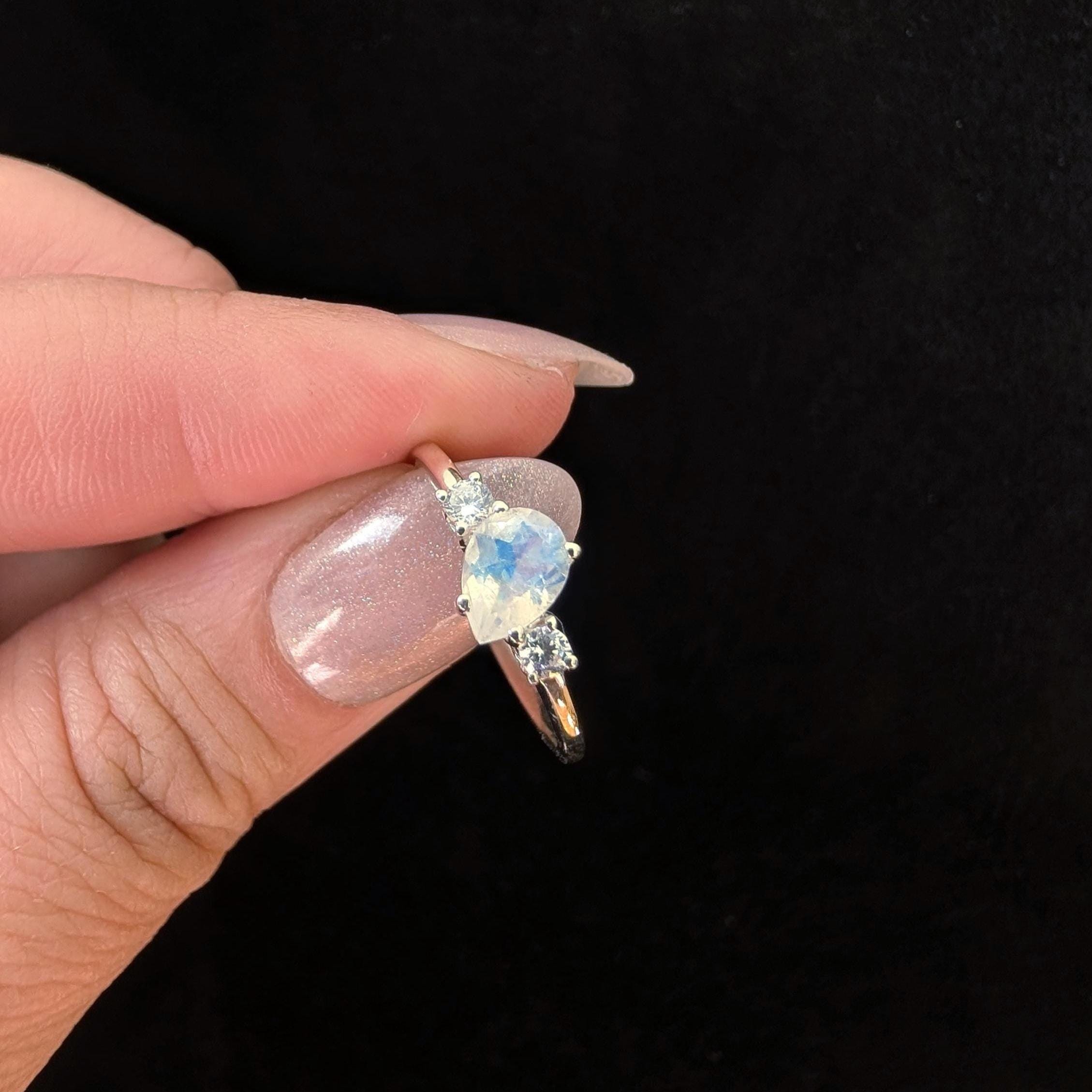 Pear rainbow moonstone and white topaz ring | 925 Sterling Silver