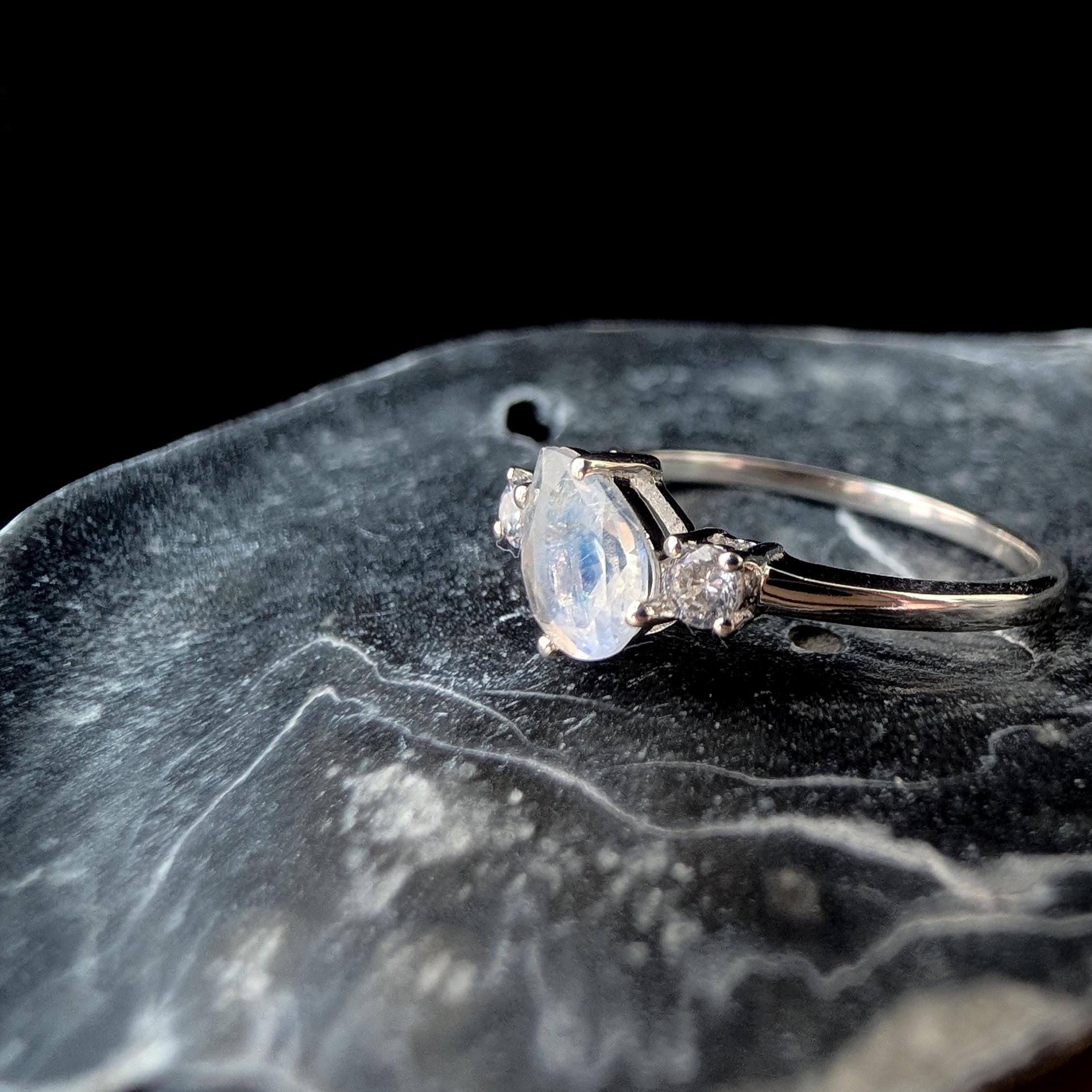 Pear rainbow moonstone and white topaz ring | 925 Sterling Silver