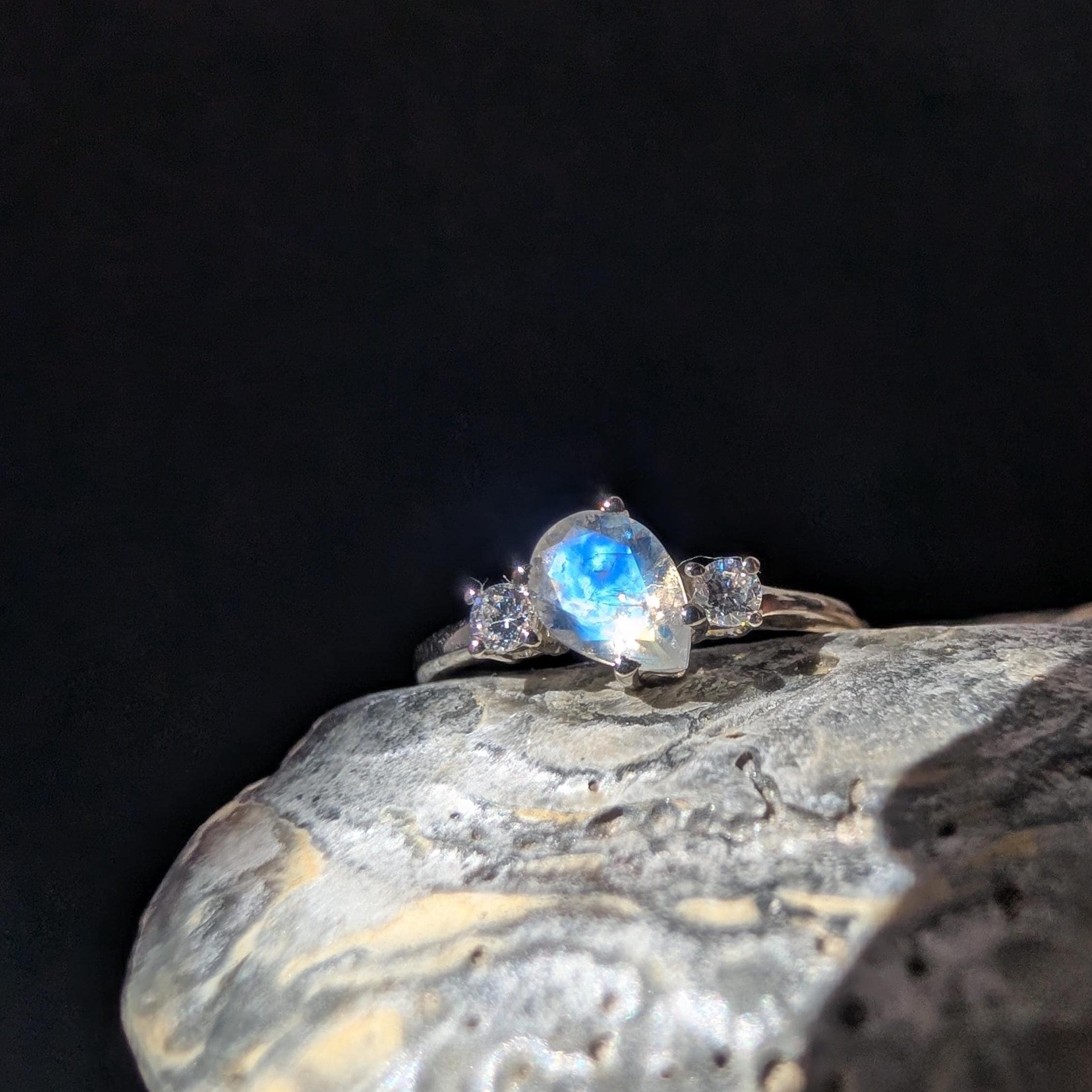 Pear rainbow moonstone and white topaz ring | 925 Sterling Silver