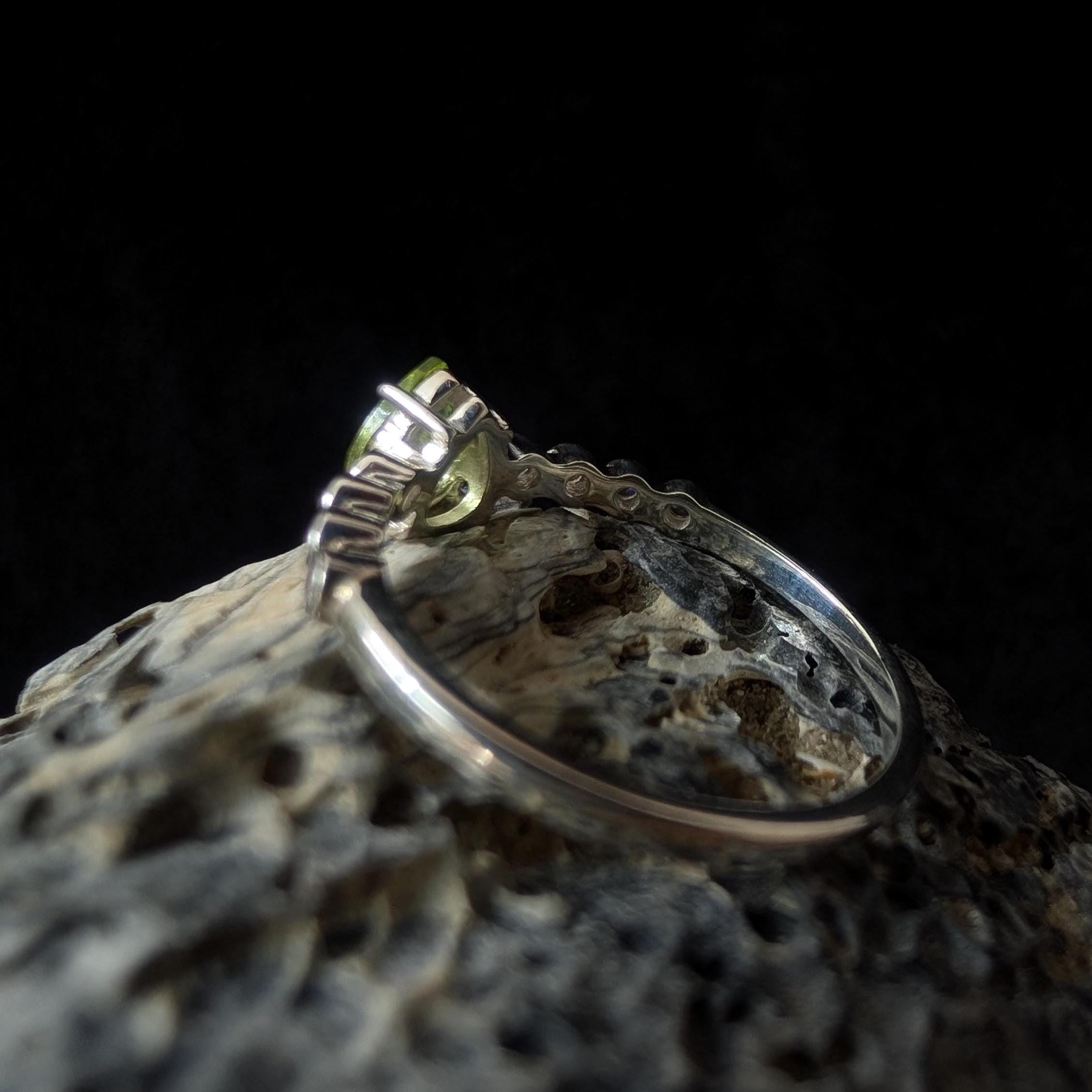 Peridot statement ring | 925 Sterling Silver