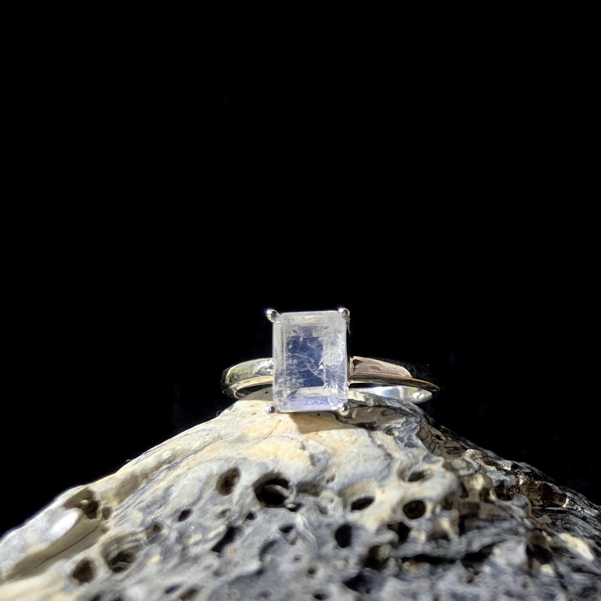 Elegant rainbow moonstone ring | 925 Sterling Silver