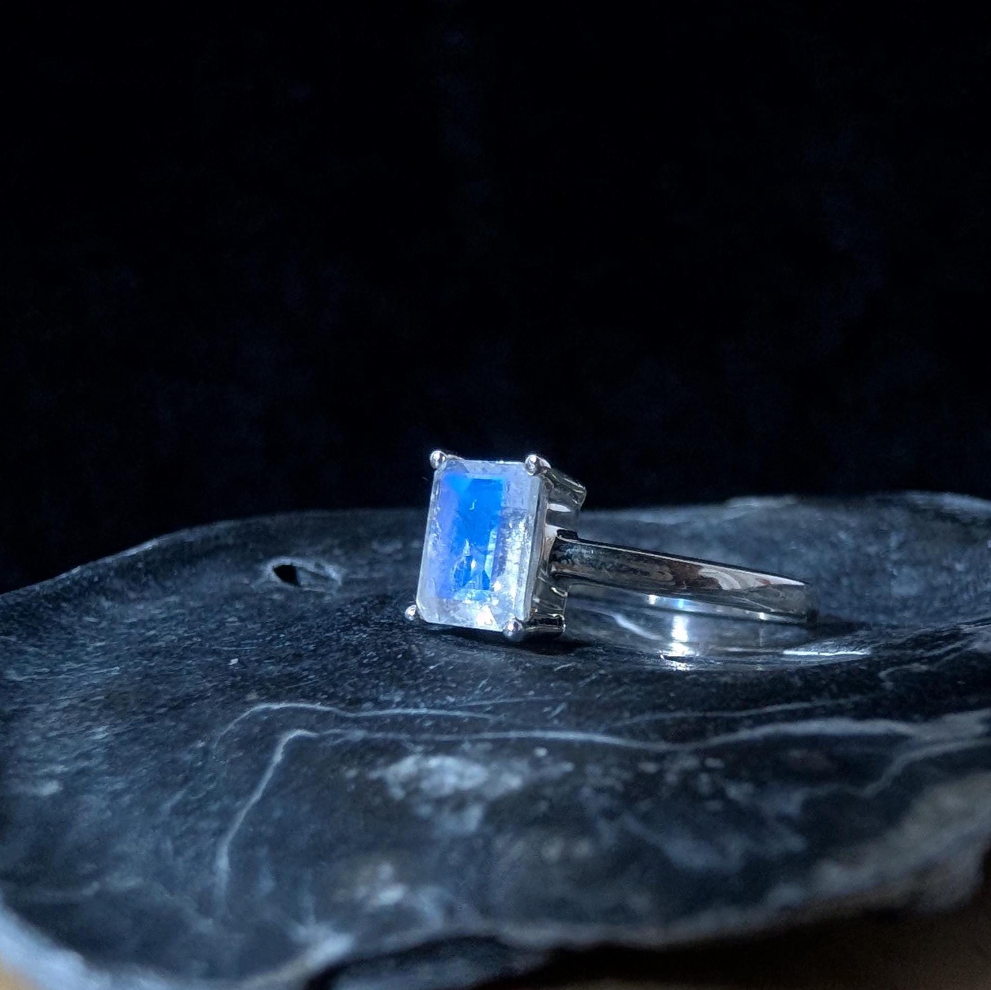 Elegant rainbow moonstone ring | 925 Sterling Silver