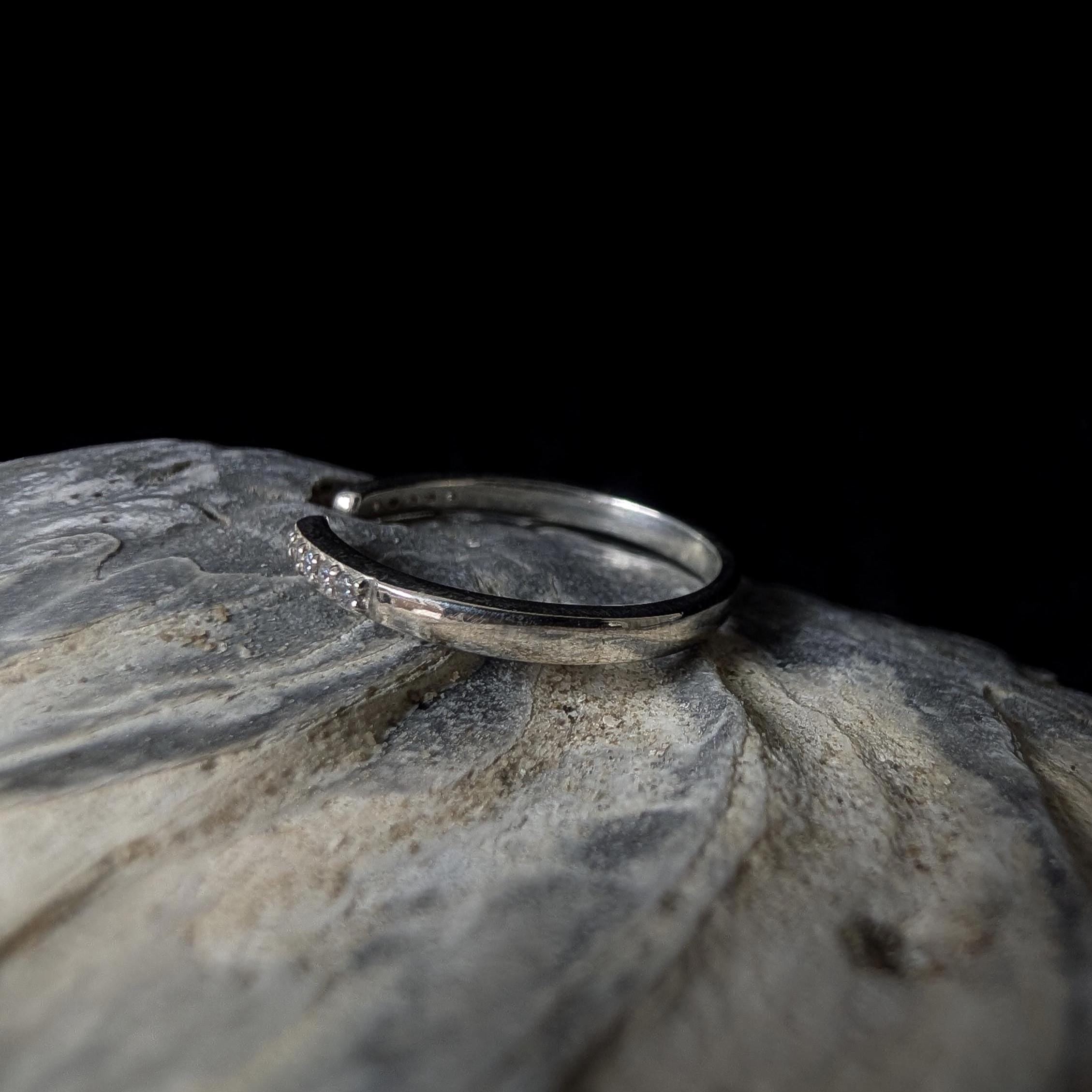 White topaz minimalist ring with gap | 925 Sterling Silver