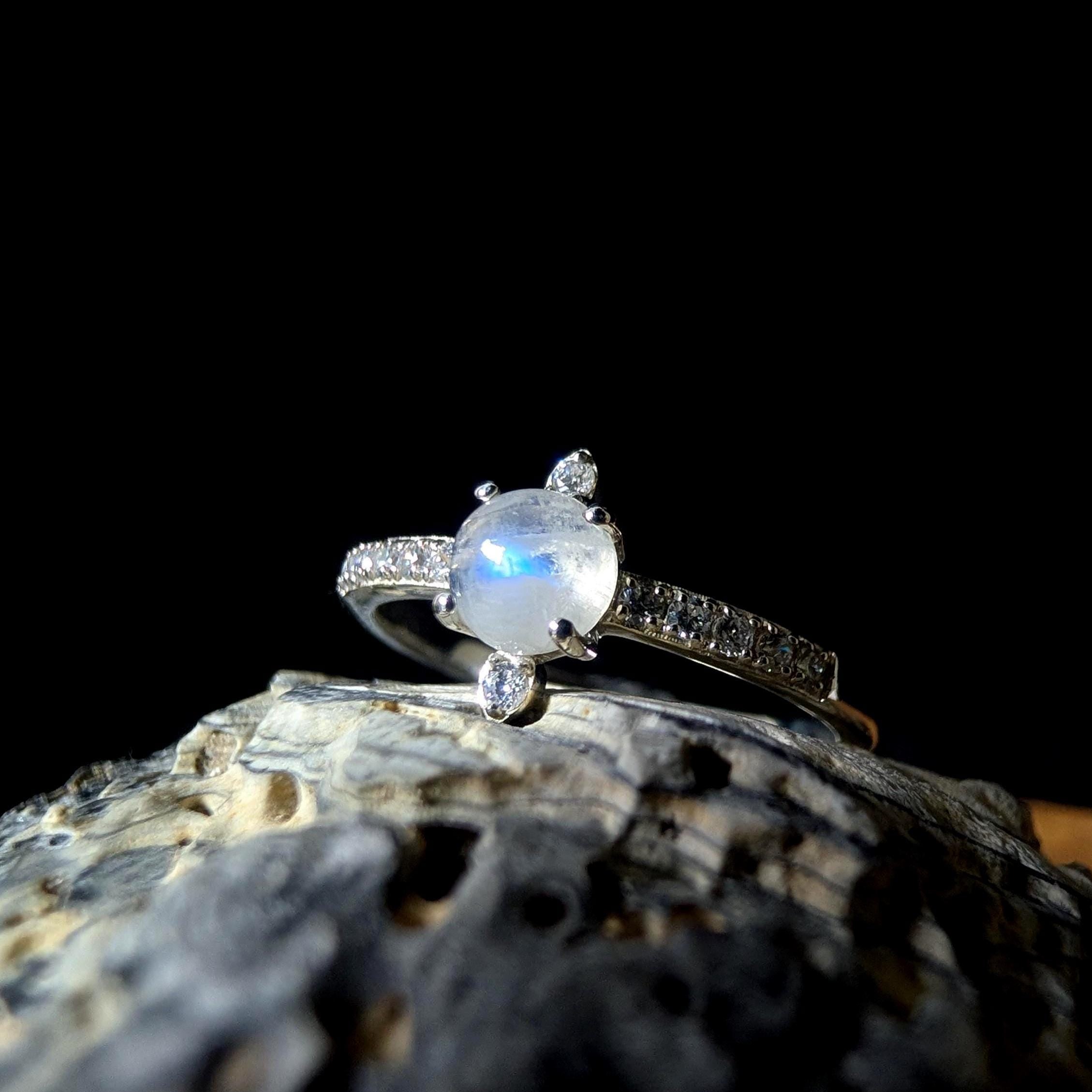 Round rainbow moonstone and white topaz ring | 925 Sterling Silver