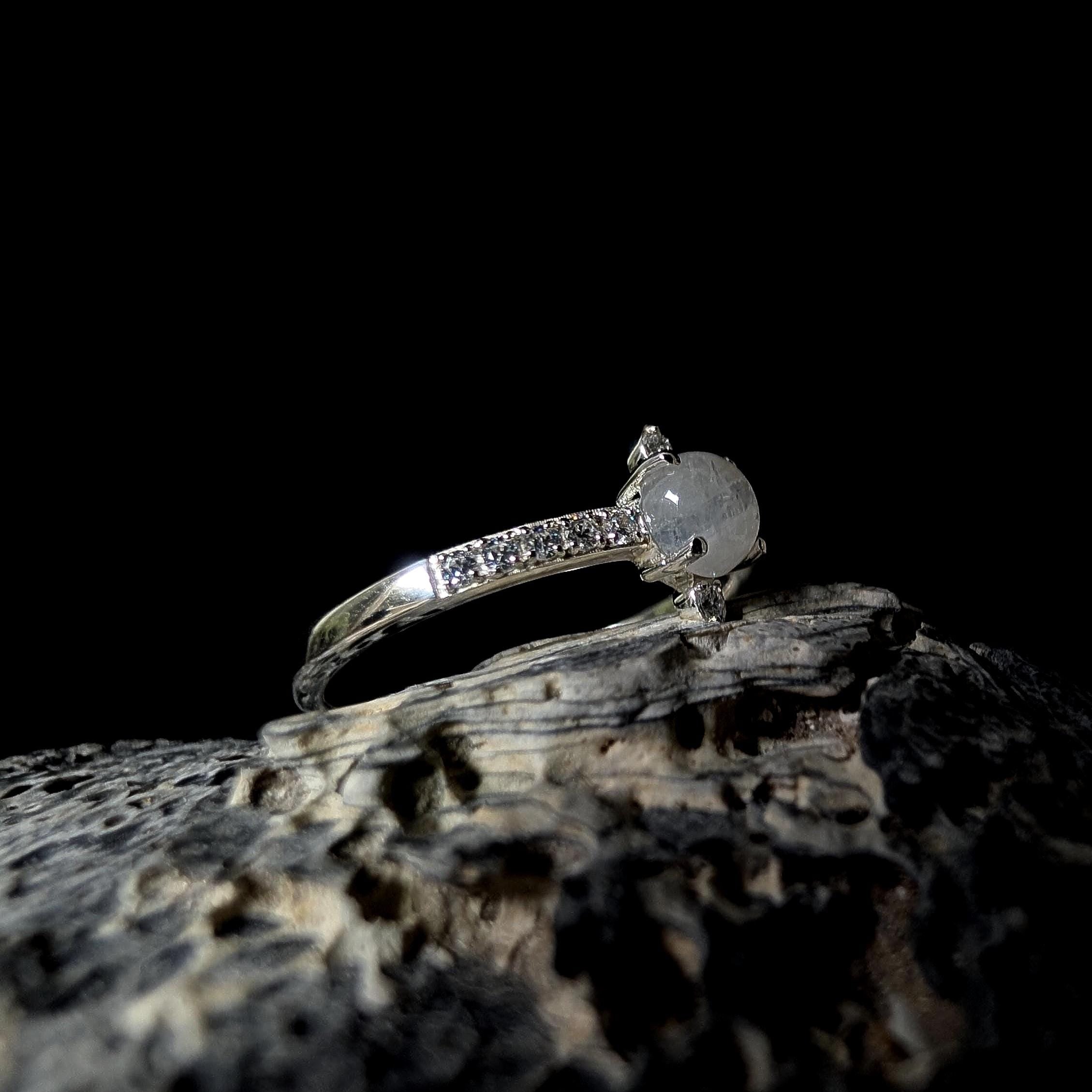 Round rainbow moonstone and white topaz ring | 925 Sterling Silver