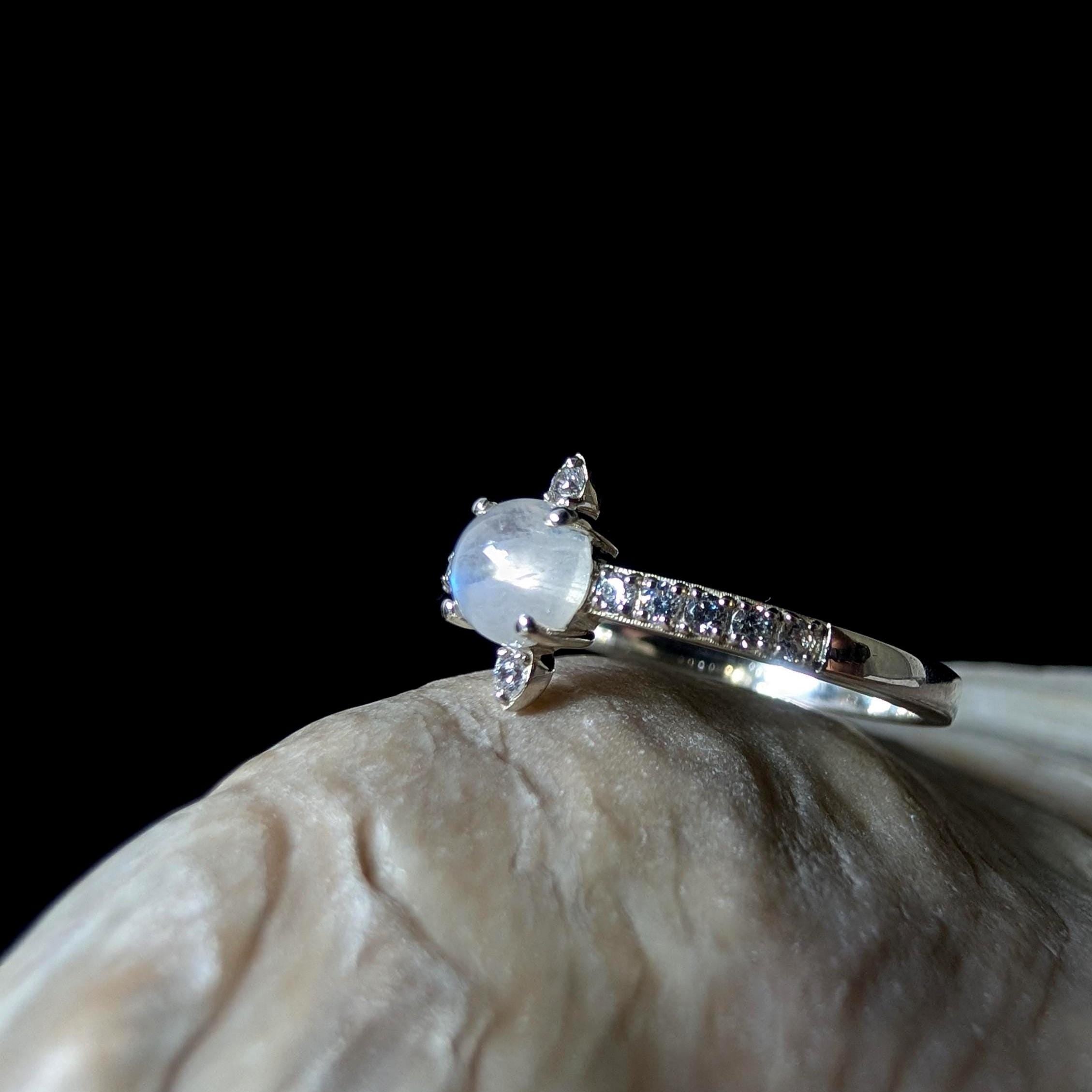 Round rainbow moonstone and white topaz ring | 925 Sterling Silver