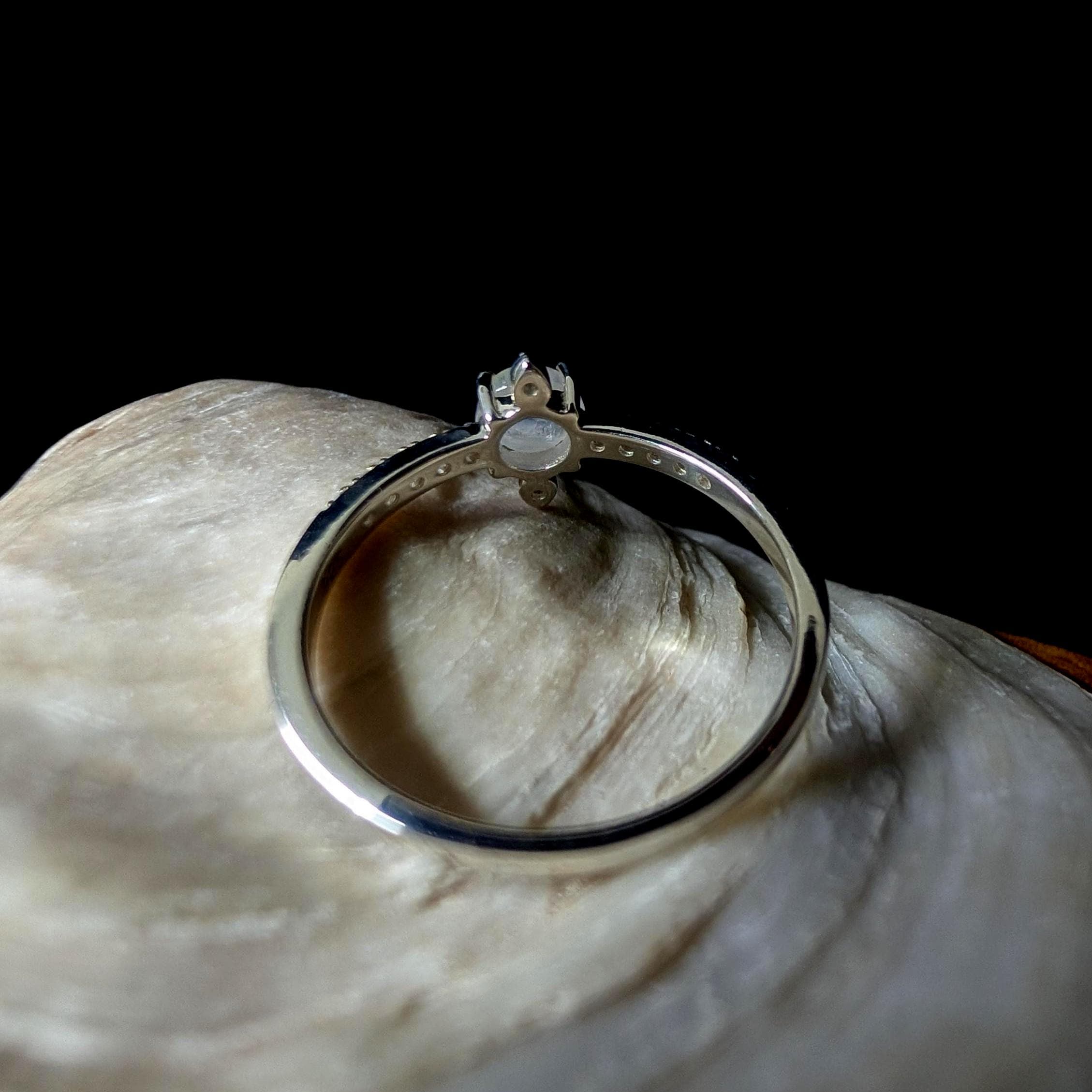 Round rainbow moonstone and white topaz ring | 925 Sterling Silver