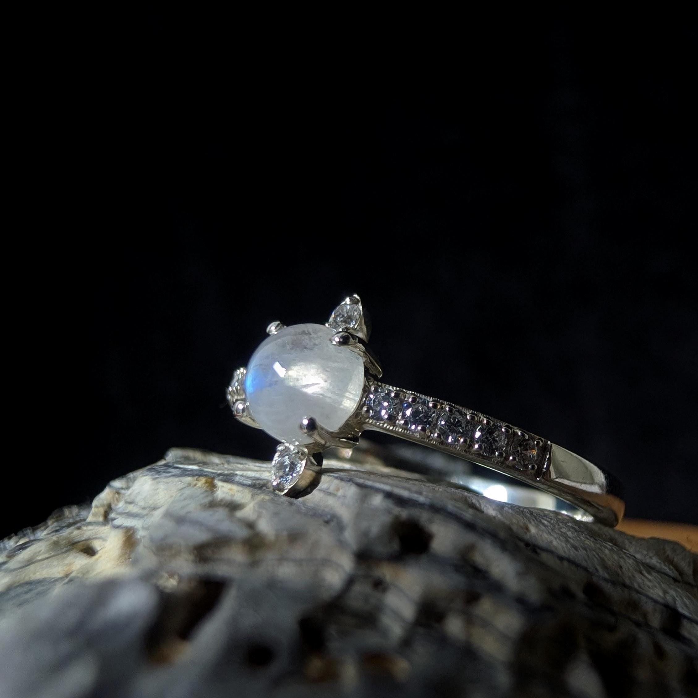 Round rainbow moonstone and white topaz ring | 925 Sterling Silver