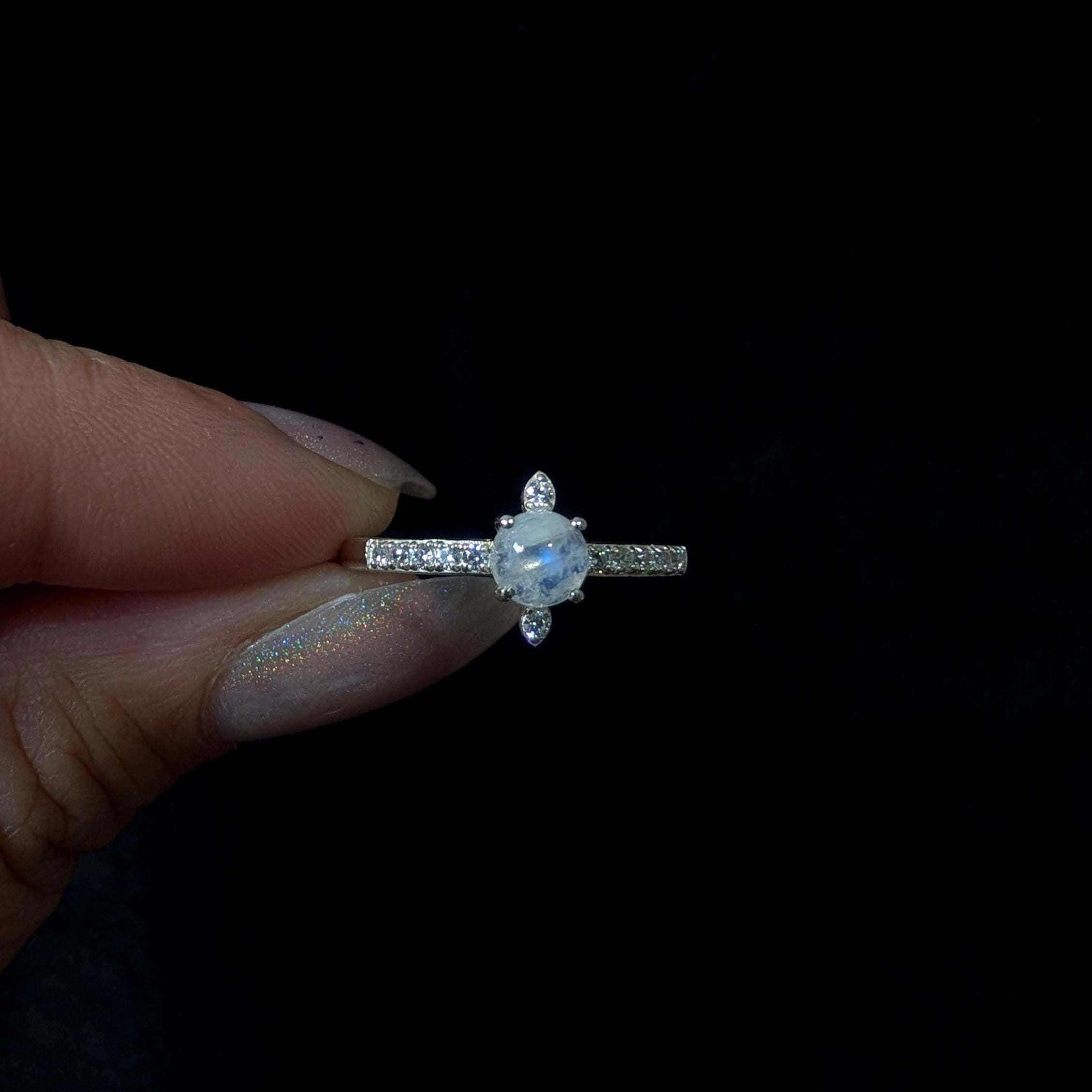 Round rainbow moonstone and white topaz ring | 925 Sterling Silver