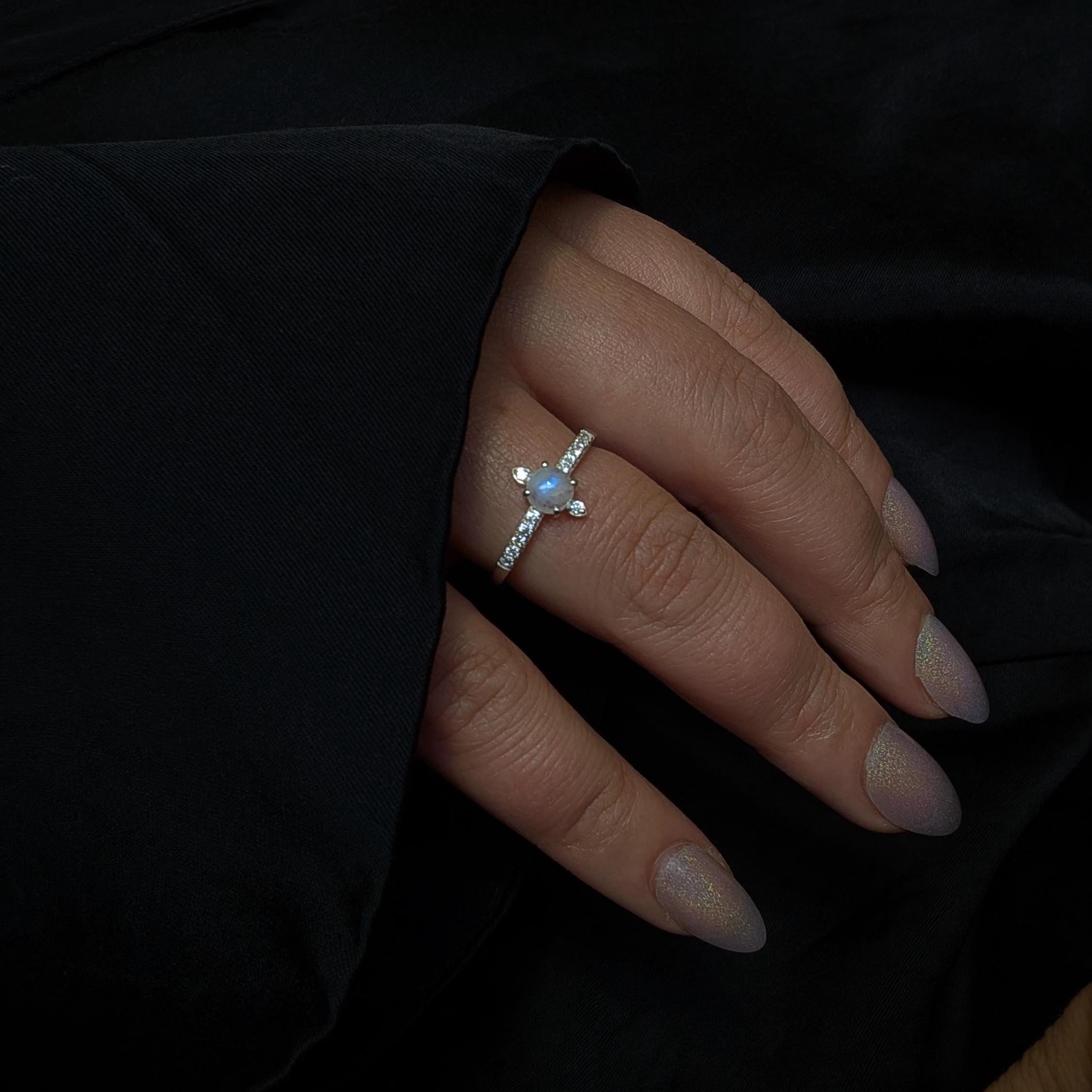 Round rainbow moonstone and white topaz ring | 925 Sterling Silver