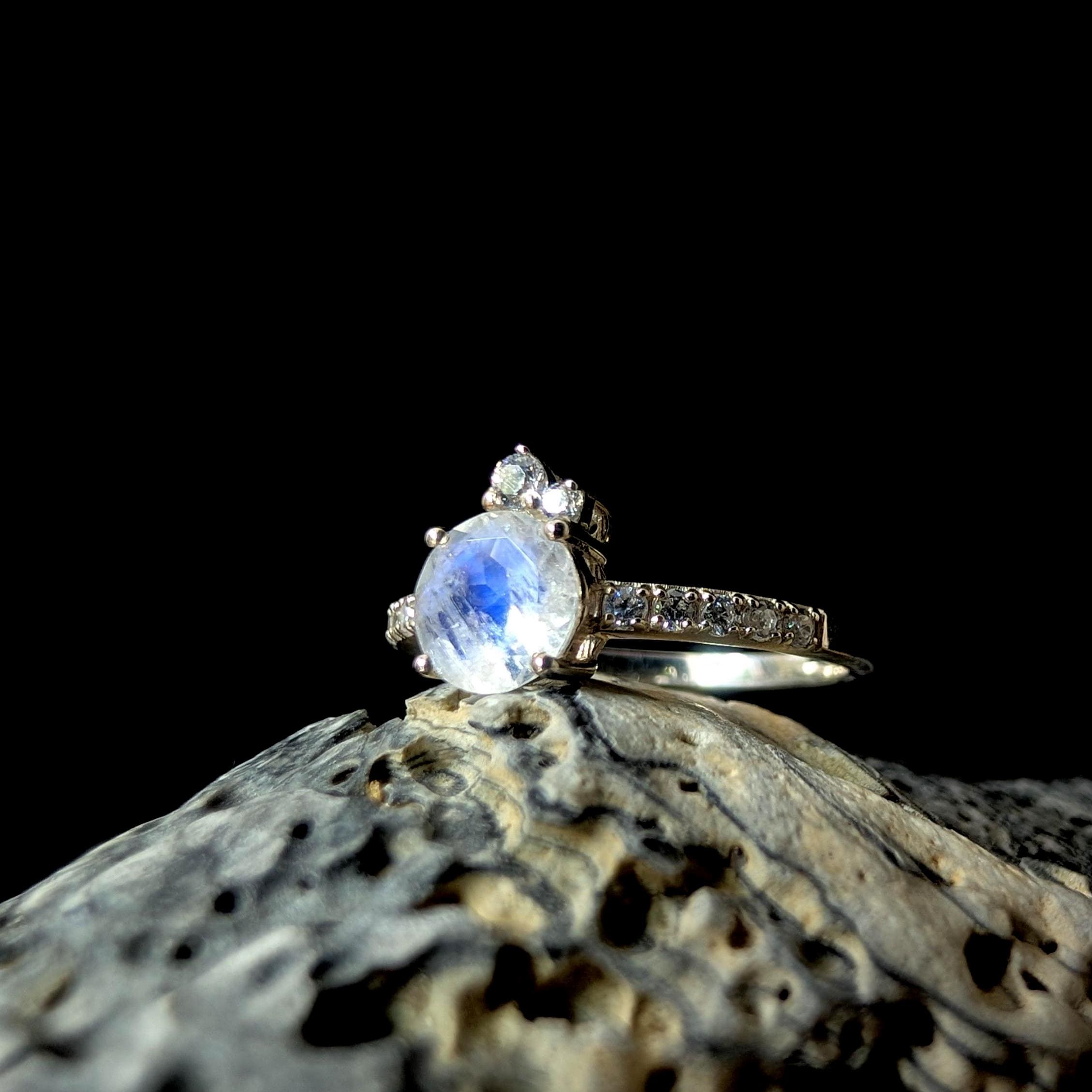 Round rainbow moonstone and white topaz ring | 925 sterling silver