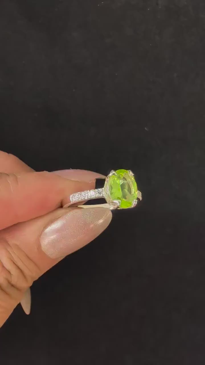 August birthstone peridot ring | 925 sterling silver statement jewellery | Green crystal witchy ring | Leo zodiac