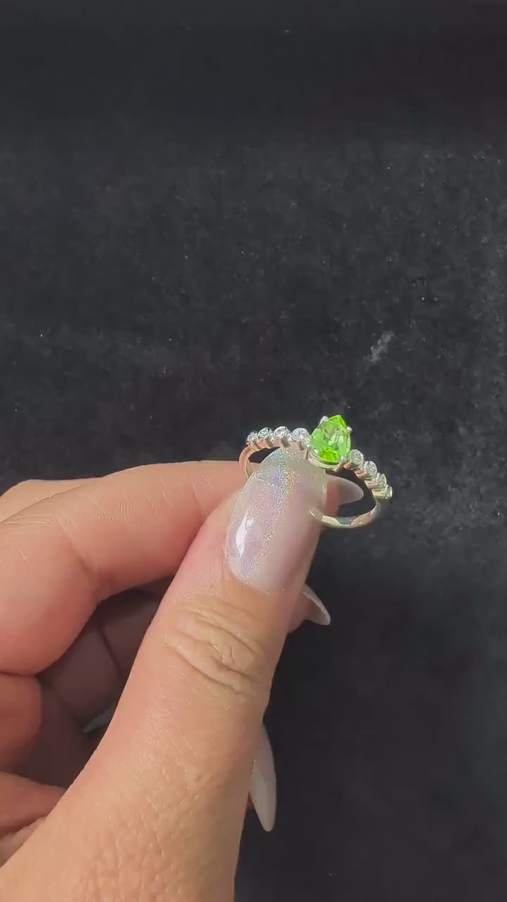 Peridot ring | 925 Sterling Silver statement jewellery | Green crystal witchy ring | Leo zodiac gift | August birthstone